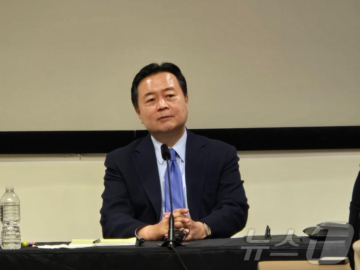 본문 이미지 - 조현동 주미한국대사가 28일(현지시간) 미국 워싱턴DC 한국문화원에서 열린 특파원단 간담회에서 질의응답을 진행하고 있다.