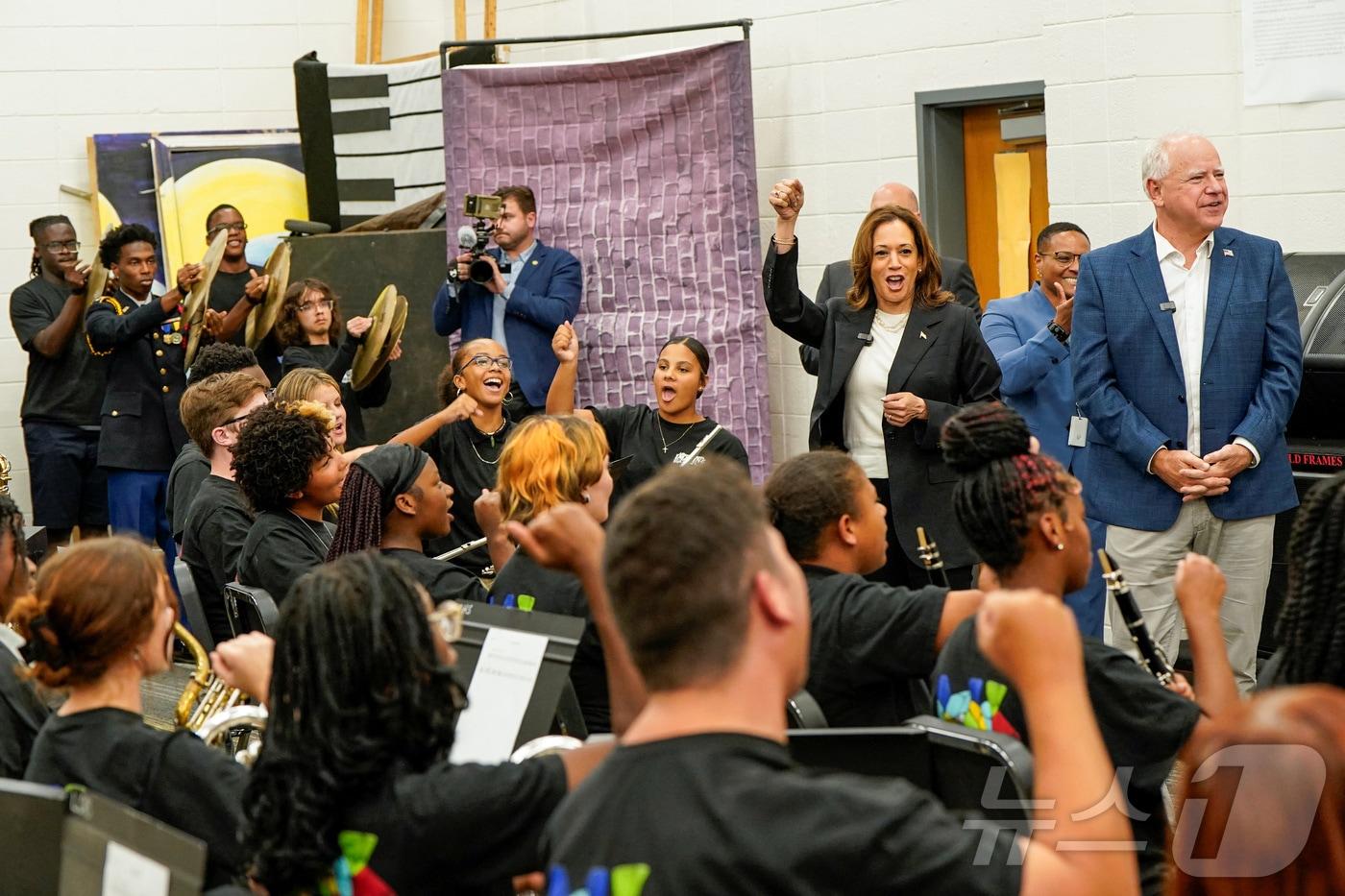 28일(현지시간) 카멀라 해리스 미국 부통령과 팀 월즈 미네소타주지사가 미국 조지아주(州) 리버티 카운티의 하인스빌에 있는 리버티 카운티 고등학교에 방문해 학생들에게 연설하는 모습. 24.08.28 ⓒ 로이터=뉴스1 ⓒ News1 김예슬 기자