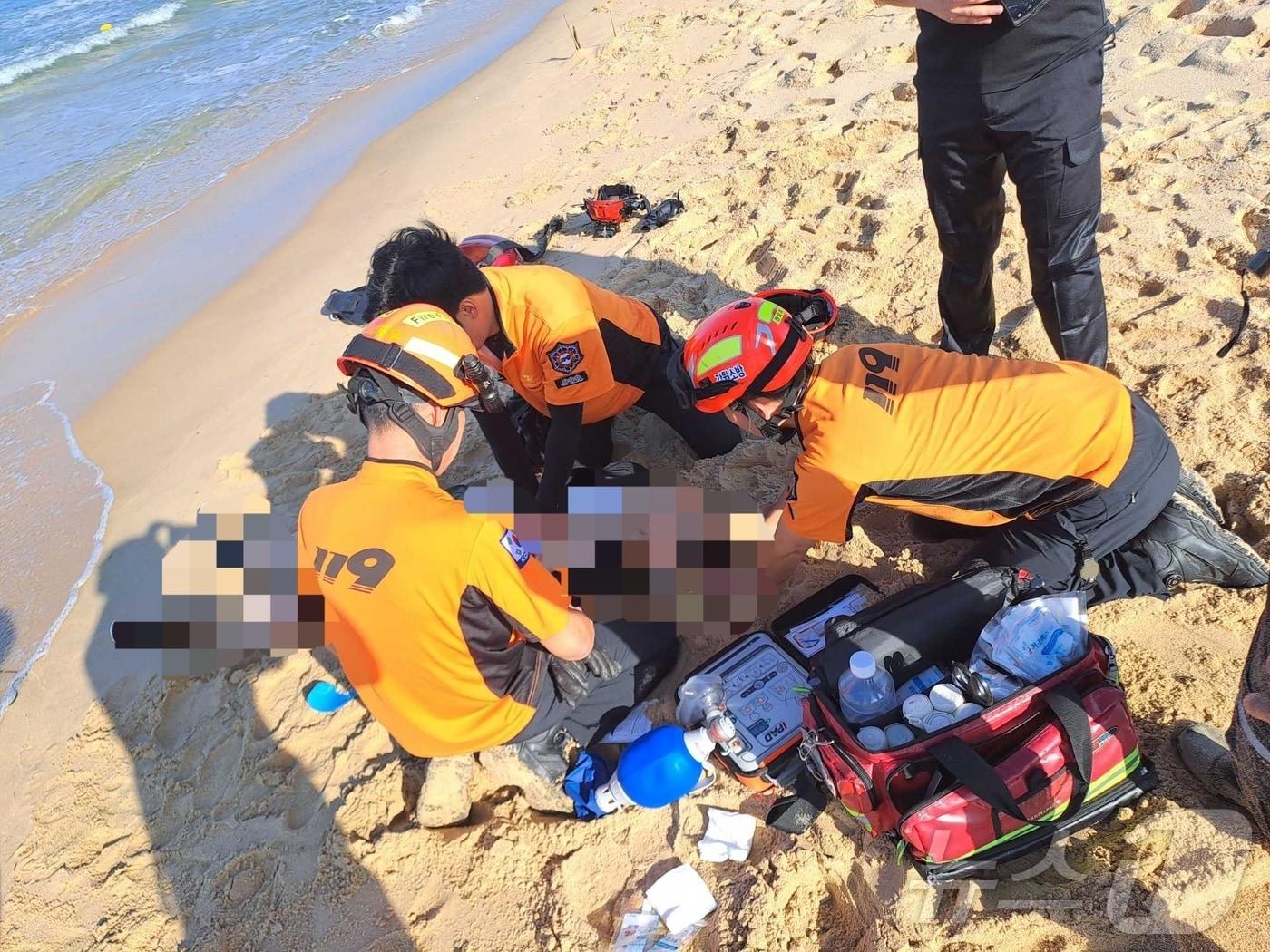 본문 이미지 - 강릉 주문진읍 소돌해변 수난사고 현장 사진.(강원도소방본부 제공)/뉴스1