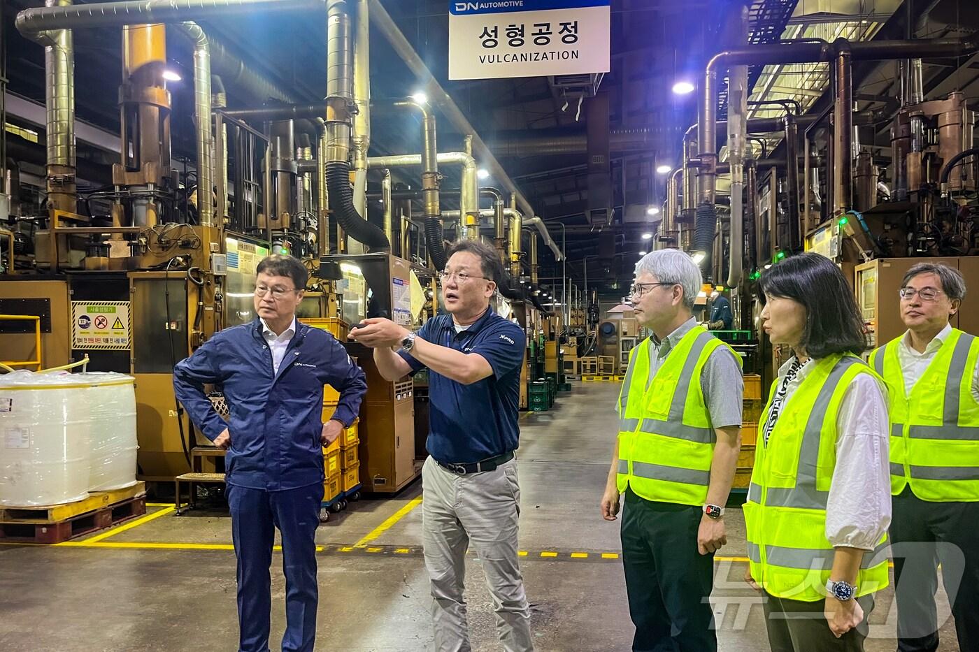 본문 이미지 - 윤희성 한국수출입은행 행장(사진 왼쪽에서 세번째)이 중소·중견기업에 대한 금융지원 확대와 소통 강화를 위해 지난 28일 경남 양산시 디엔오토모티브를 방문하여 업체 관계자의 설명을 듣고 있다.(수출입은행 제공)