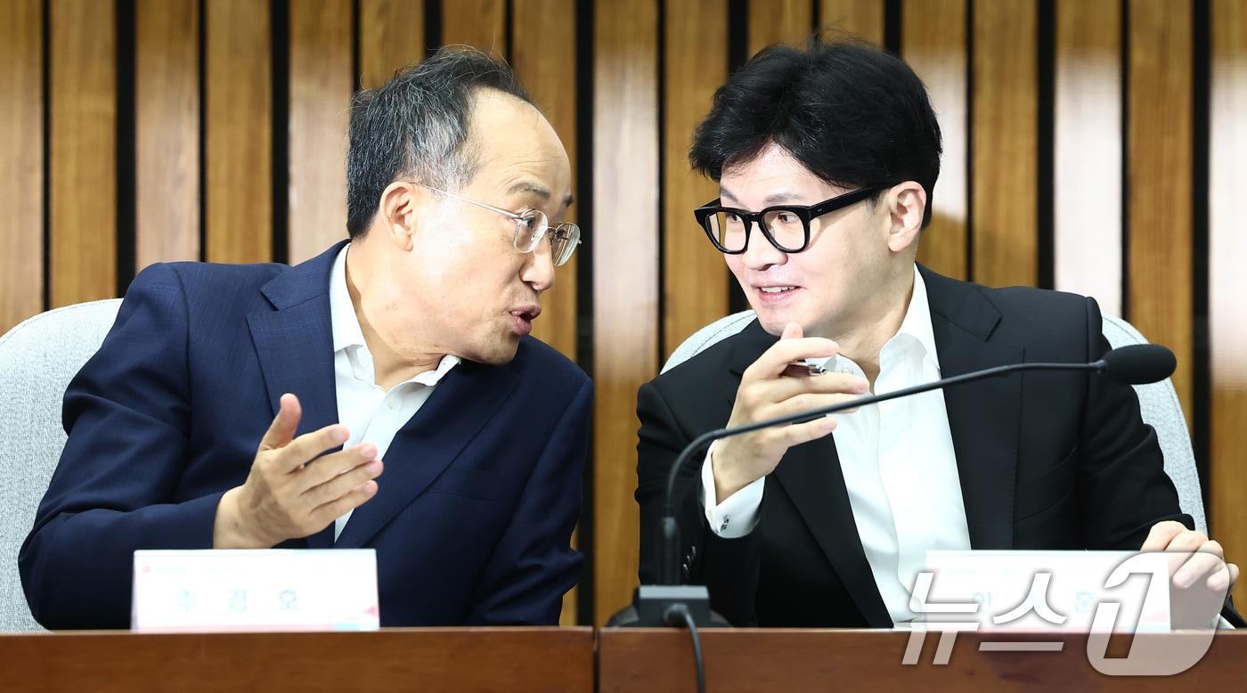 본문 이미지 - 국민의힘 한동훈 대표와 추경호 원내대표가 29일 오전 서울 여의도 국회에서 열린 딥페이크 성범죄 관련 부처 긴급 현안보고 회의에 참석해 대화하고 있다. 2024.8.29/뉴스1 ⓒ News1 김민지 기자