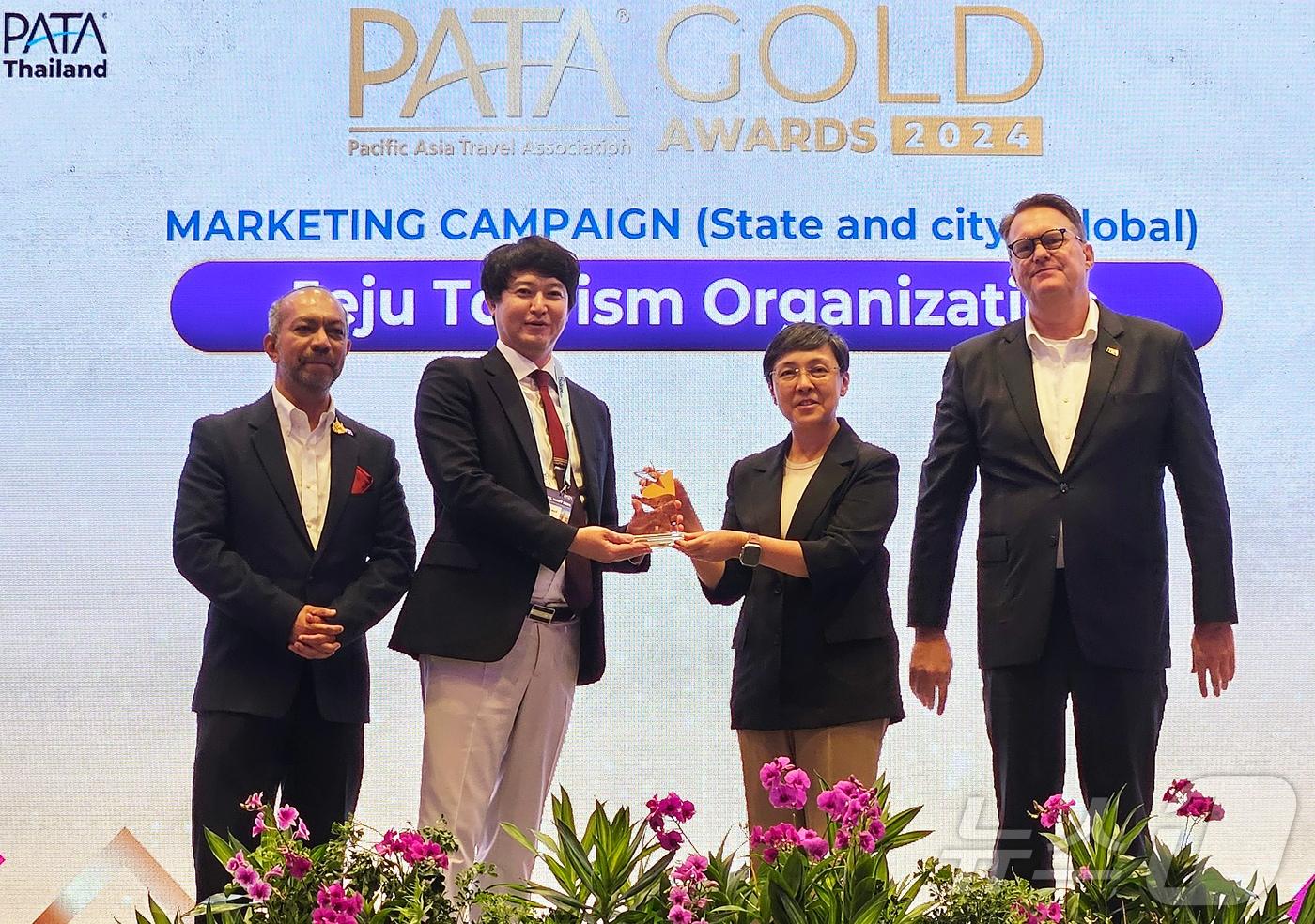 누어 아마드하미드 PATA CEO, 신현철 제주관광공사 지역관광팀장, '마리아 헬레나 드세나 페르난데스 마카오정부관광청장, 피터 시몬 마카오정부관광청장(왼쪽부터)이 28일 태국 방콕에서 열린 'PATA 골드 어워즈 2024'에서 기념촬영을 하고 있다.(제주관광공사 제공)