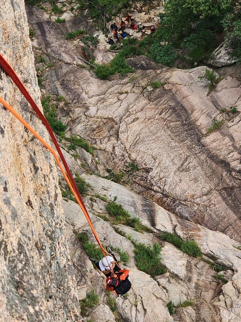 본문 이미지 - 지난 28일 강원 속초시 설악산 적벽에 고립된 등산객 2명을 구조하는 환동해특수대응단 산악구조대.(환동해특수대응단 제공) 2024.8.29/뉴스1