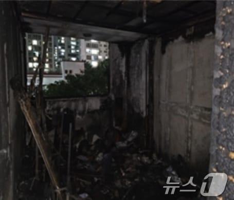 본문 이미지 - 28일 저녁 울산 북구 명촌동 소재 아파트 3층에서 불이 나 주민들이 대피했다.(울산소방본부 제공)