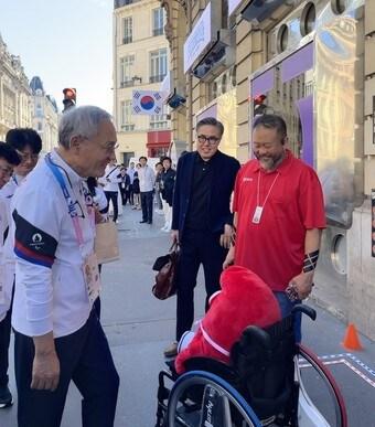 본문 이미지 - 2024 파리 패럴림픽 코리아하우스를 방문한 유인촌 장관(왼쪽 세 번째)과 이야기를 나누는 양사 대표