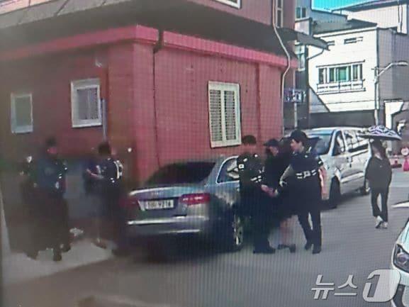 본문 이미지 - 무면허 운전으로 도주한 불법 체류 외국인 2명 검거 현장 모습.(강원경찰청 제공)/뉴스1