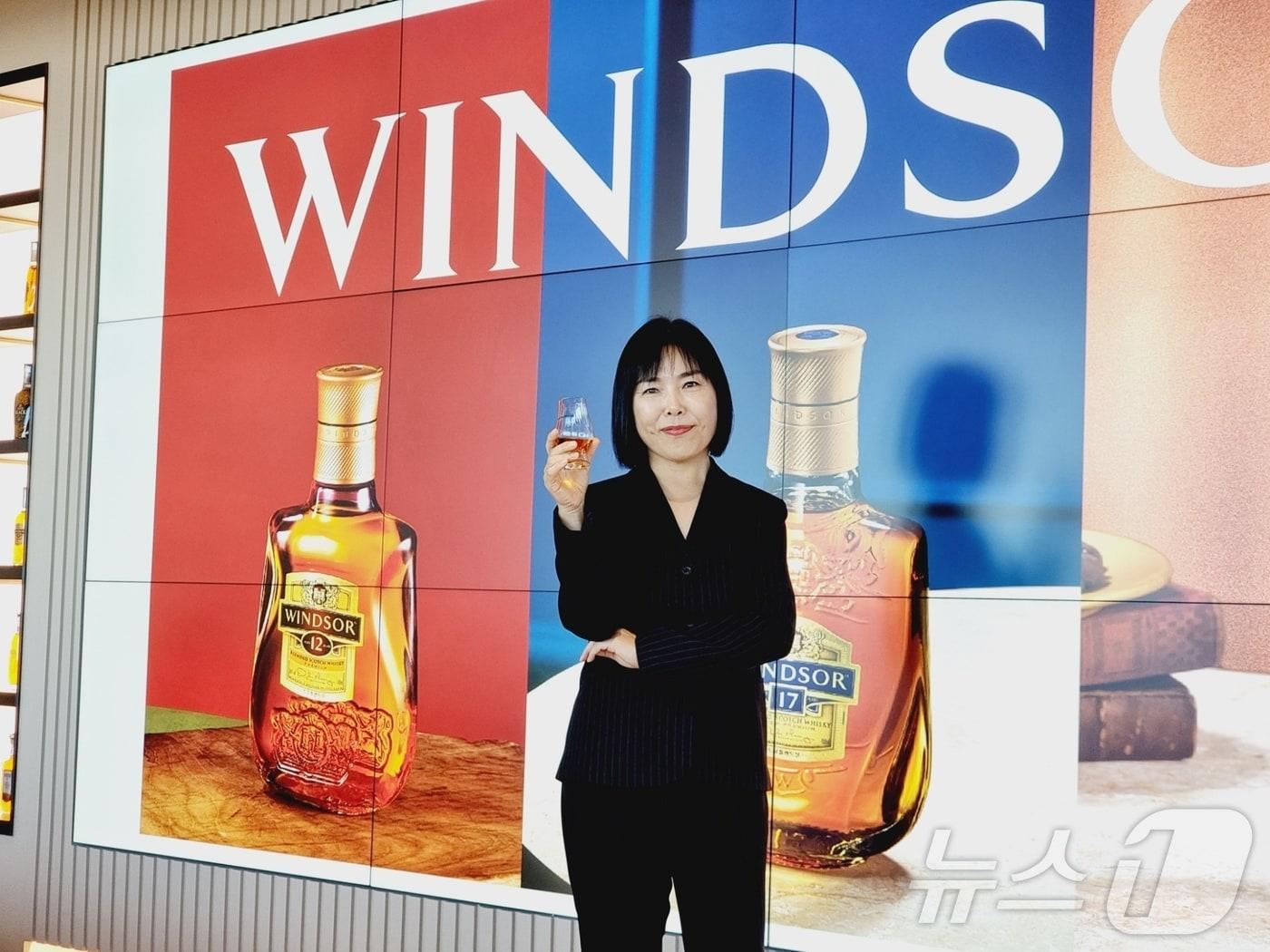 본문 이미지 - 윈저글로벌이 29일 서울 여의도 본사에서 추석 선물세트 출시 기념 기자간담회를 진행했다. 남경희 윈저글로벌 대표가 인사말 후 포즈를 취하고 있다. ⓒ News1 이형진 기자