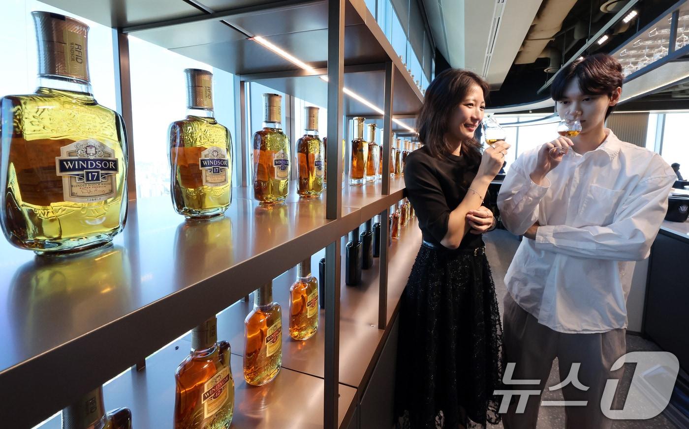본문 이미지 - 서울 영등포구 윈저글로벌 본사에서 정통 스카치 위스키 브랜드 윈저가 진열돼 있다. 2024.8.29 ⓒ 뉴스1 이동해 기자
