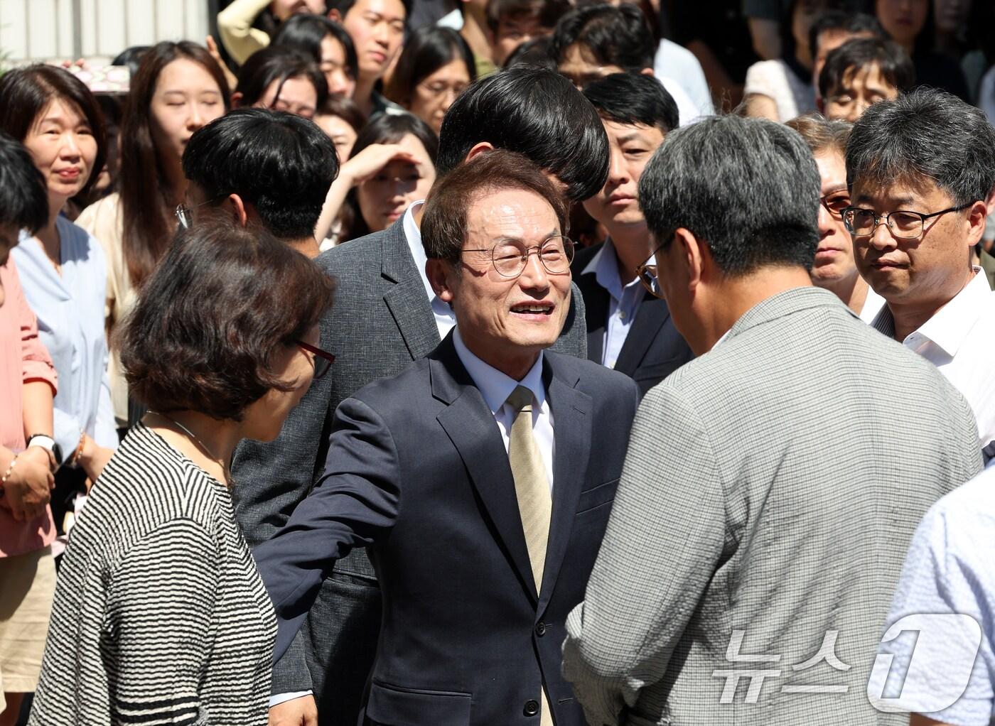 본문 이미지 - 조희연 서울시 교육감이 29일 서울 종로구 교육청앞에서 '전교조 해직교사 부당 특채' 최종심 선고에 대한 입장 발표를 마치고 직원들과 인사하고 있다. 이날 대법원에서 전국교직원노동조합(전교조) 출신 교사 4명 등 5명의 해직교사를 특혜 채용한 혐의로 기소된 조희연 서울시 교육감에 대한 징역형의 집행유예가 확정됐다. 2024.8.29/뉴스1 ⓒ News1 김명섭 기자