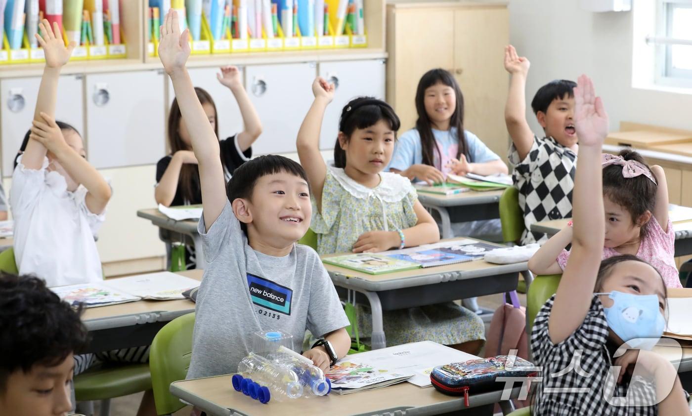 본문 이미지 - 한 초등학교에서 아이들이 수업을 받고 있다. ⓒ News1 윤일지 기자