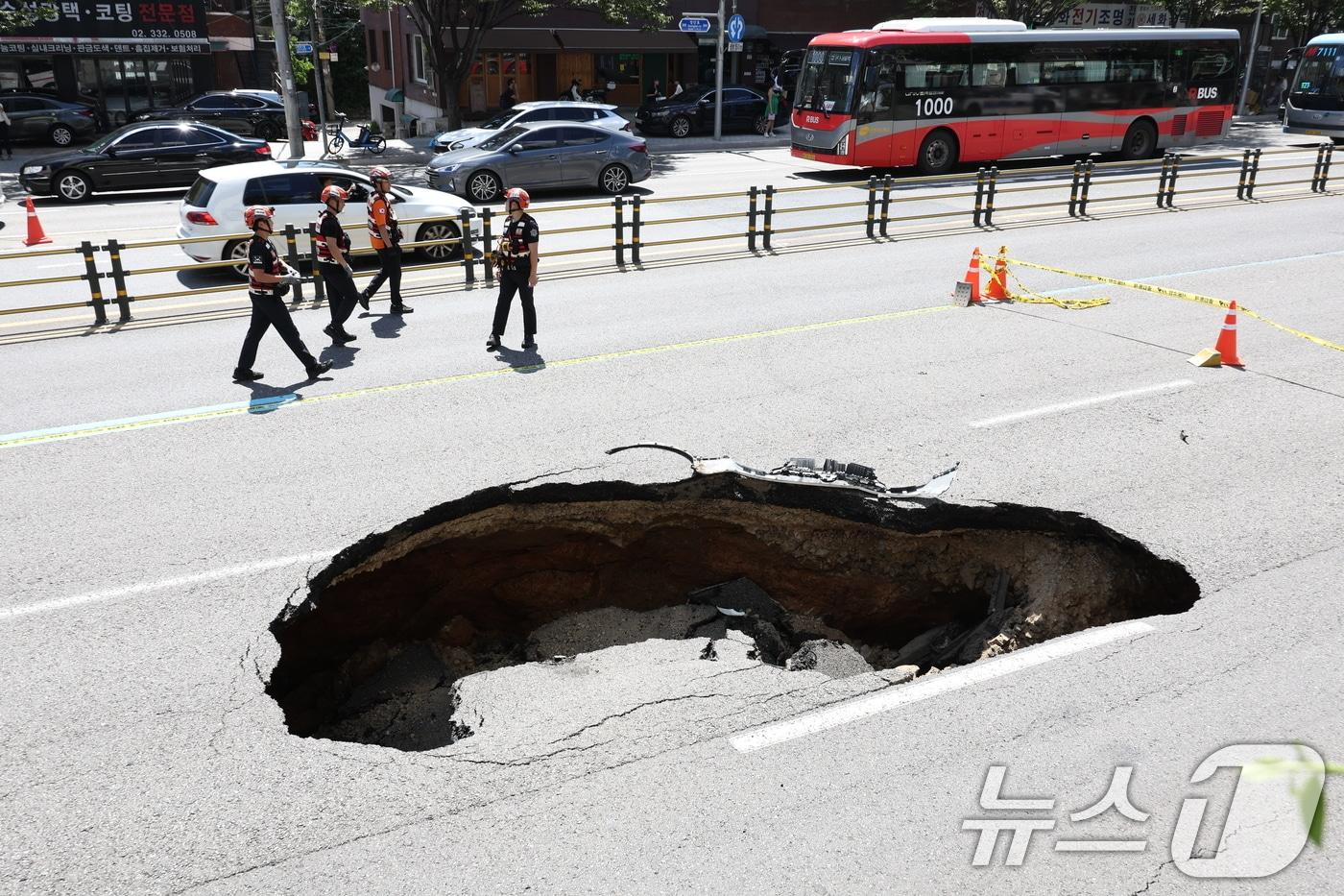 29일 서울 서대문구 연희동의 한 차도에서 땅꺼짐 현상(싱크홀)이 발생해 현장이 통제되고 있다. 2024.8.29/뉴스1 ⓒ News1 민경석 기자