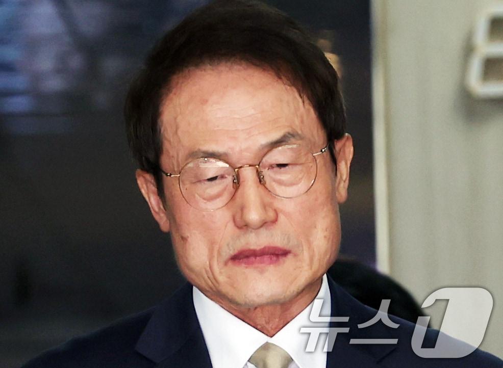 본문 이미지 - 조희연 서울시 교육감이 8월 29일 교육청앞에서 '해직교사 부당 특채' 최종심 선고에 대한 입장 발표를  위해 이동하고 있다.  /뉴스1 ⓒ News1 김명섭 기자