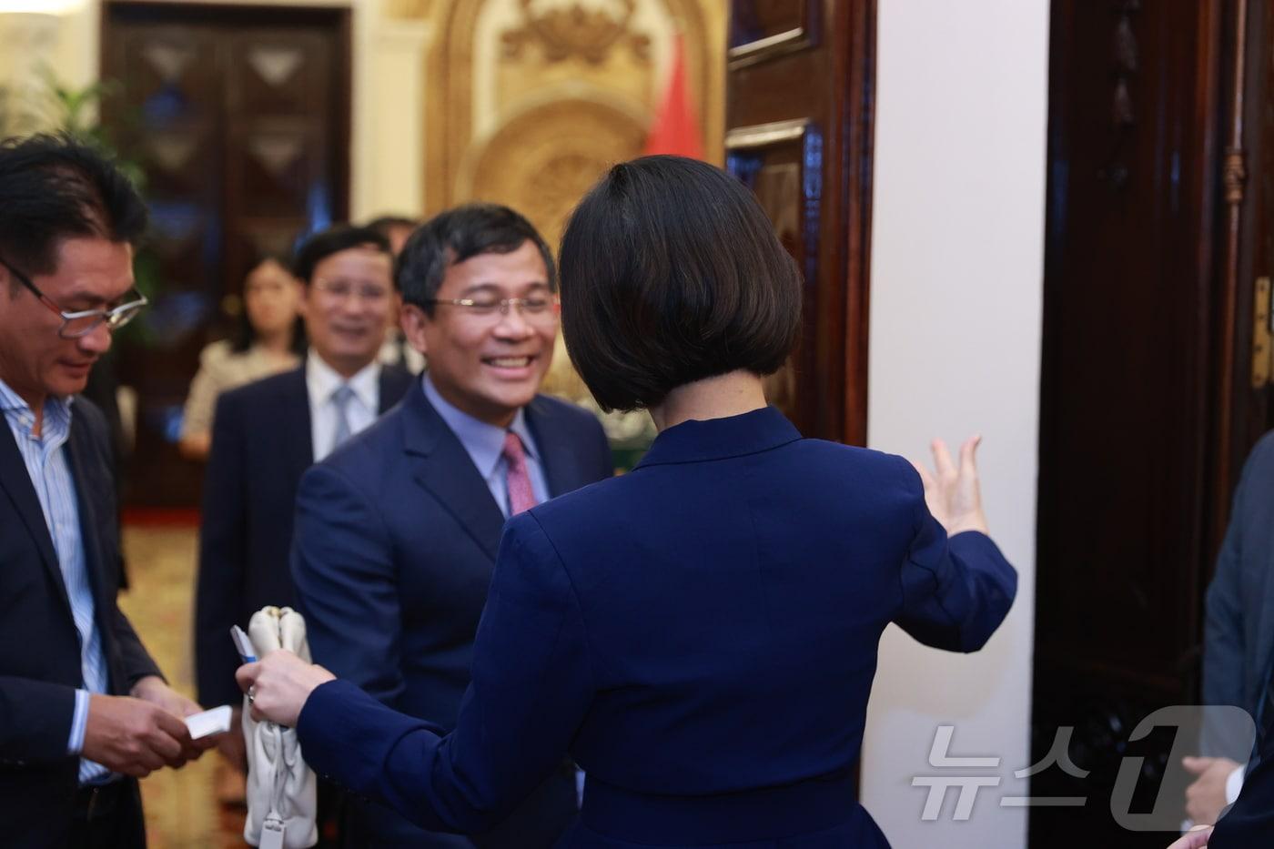 본문 이미지 - 오영주 중소벤처기업부 장관이 28일 베트남 정부 영빈관에서 응우옌 밍 부 베트남 외교부 차관이 주최한 만찬에 참석했다. (중기부 제공)