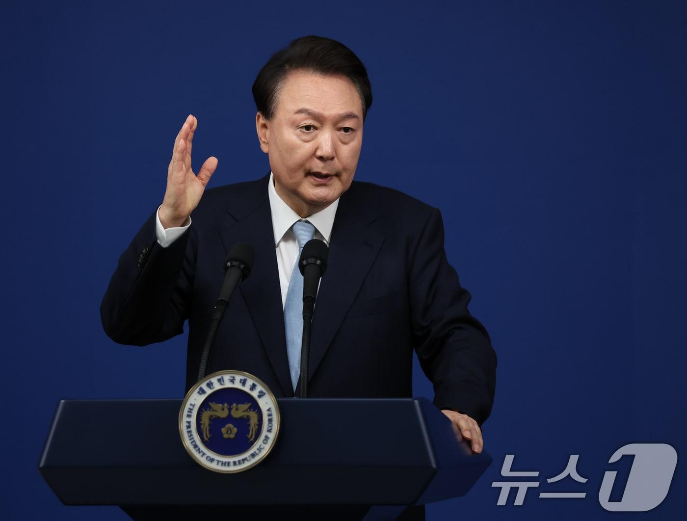 본문 이미지 - 윤석열 대통령이 29일 서울 용산 대통령실청사 브리핑룸에서 열린 국정브리핑 및 기자회견에서 취재진의 질문에 답하고 있다. 2024.8.29/뉴스1 ⓒ News1 송원영 기자