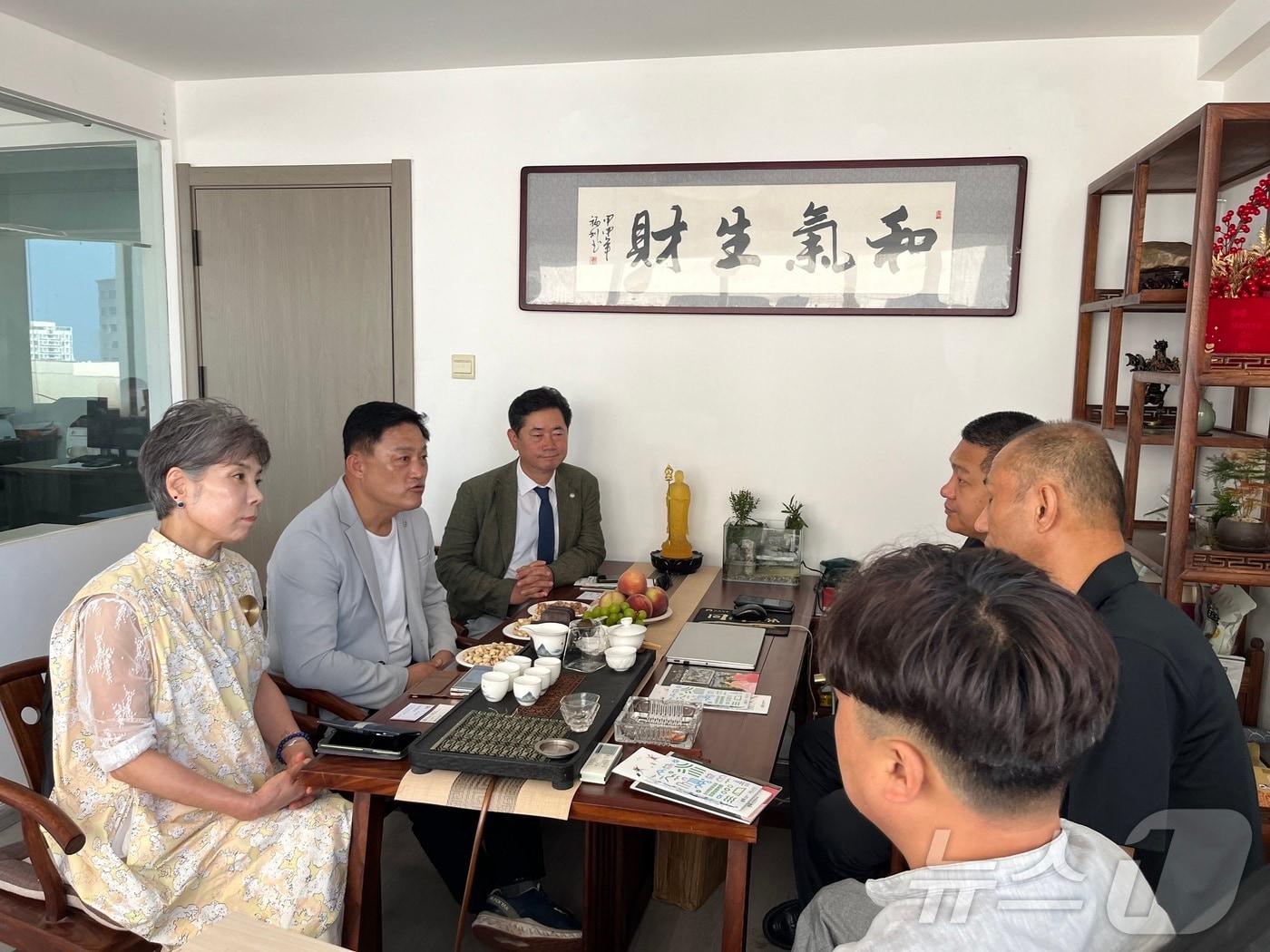 본문 이미지 - 29일 이정석 전북자치도 문화체육관광국장과 김정기·김이재 도의원이 중국 칭다오 주요 여행사 관계자에게 전북 관광 정책 및 상품 등을 설명하고 있다.(전북자치도 제공)/뉴스1 