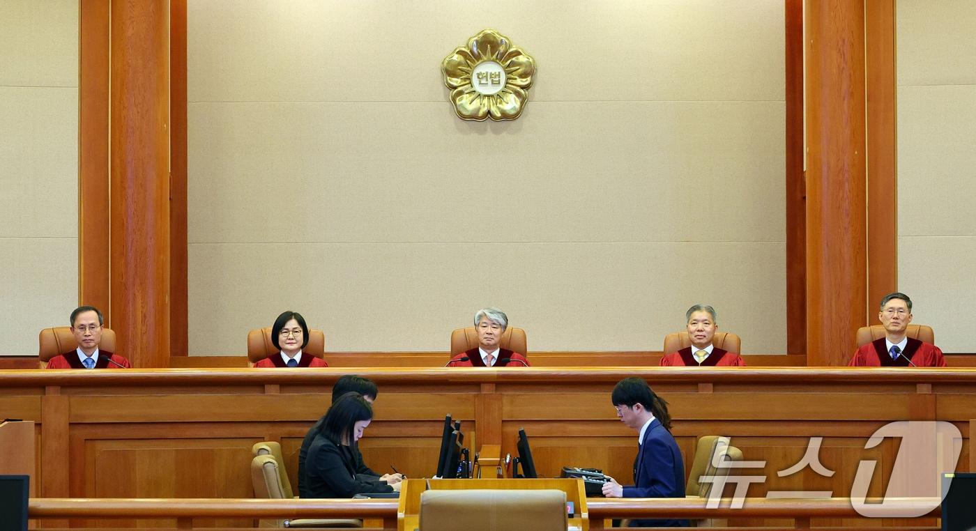 이종석 헌법재판소장을 비롯한 헌법재판관들이 29일 오후 헌법소원·위헌법률 심판이 열린 서울 종로구 헌법재판소 심판정에 입장해 착석하고 있다. 헌법재판소는 이날 이정섭 대전고검 검사 탄핵 사건 선고기일을 열고 재판관 전원일치 의견으로 기각 결정했다. (공동취재) 2024.8.29/뉴스1 ⓒ News1 김명섭 기자