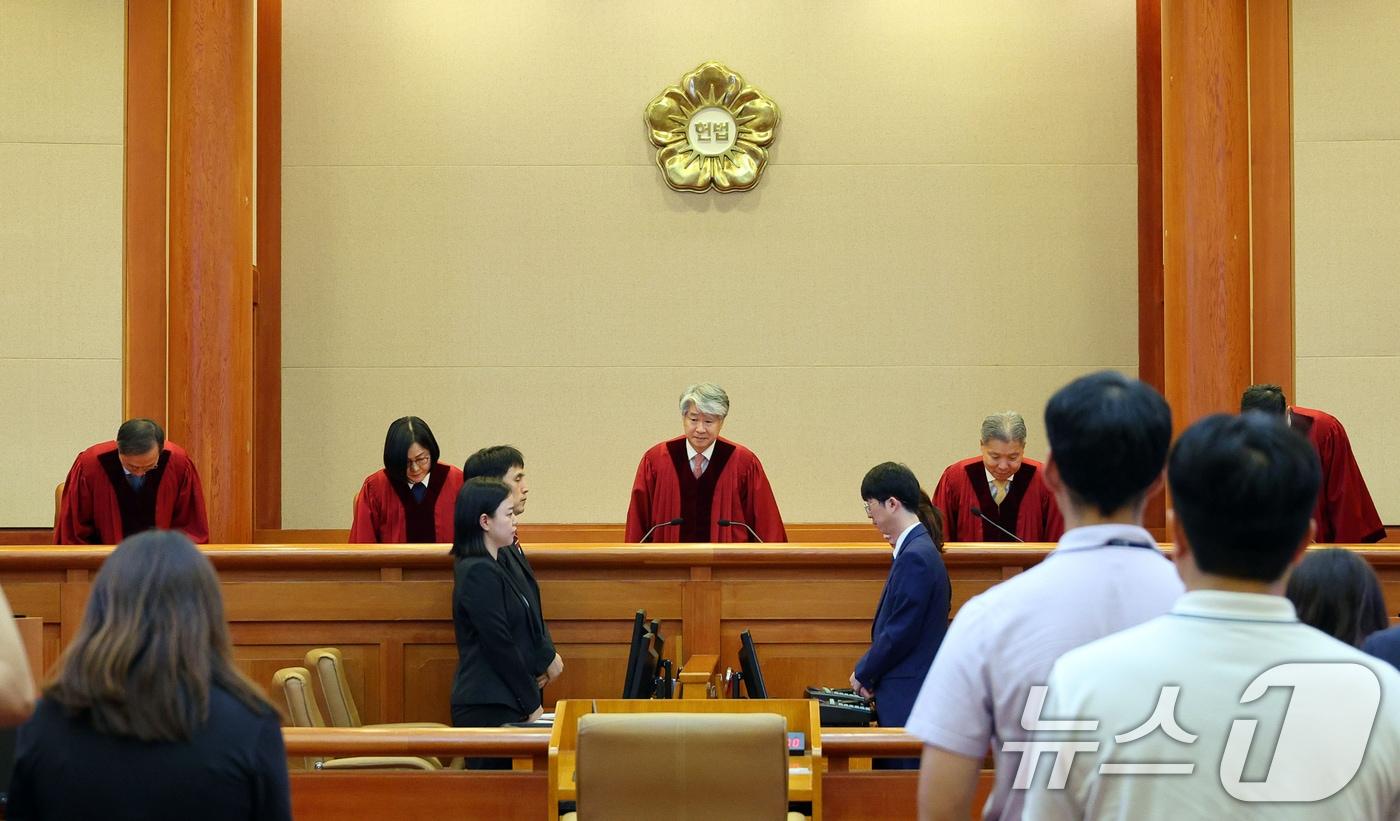 이종석 헌법재판소장을 비롯한 헌법재판관들이 29일 오후 헌법소원·위헌법률 심판이 열린 서울 종로구 헌법재판소 심판정에 입장해 착석하고 있다.(공동취재) 2024.8.29/뉴스1 ⓒ News1 김명섭 기자