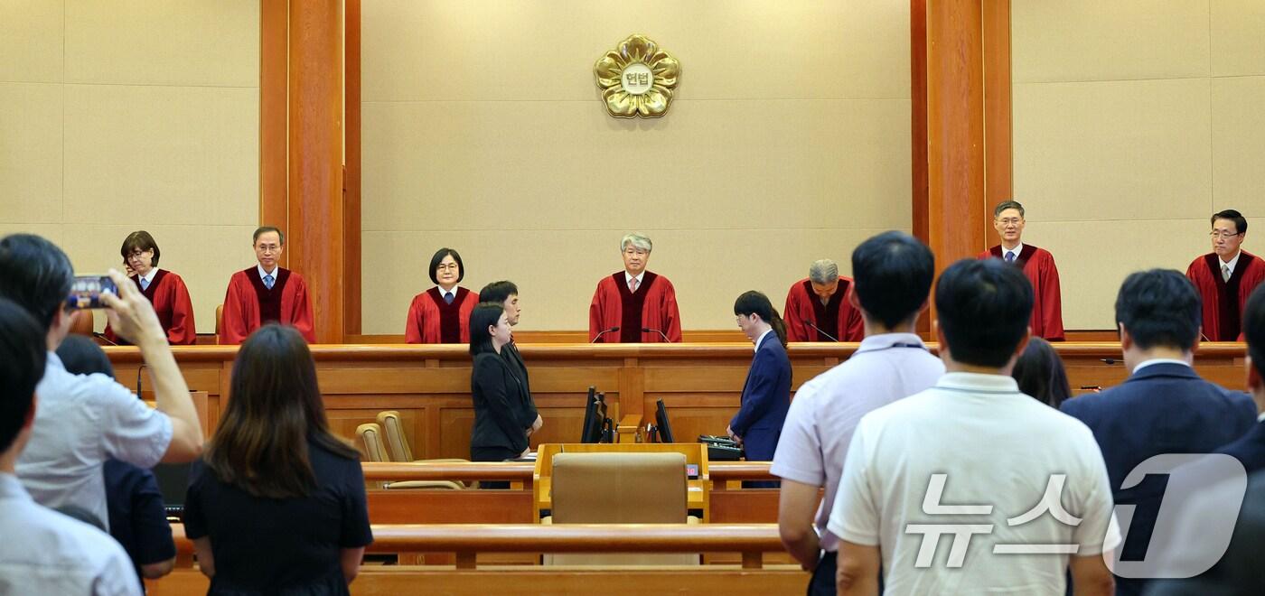 이종석 헌법재판소장을 비롯한 헌법재판관들이 29일 오후 헌법소원·위헌법률 심판이 열린 서울 종로구 헌법재판소 심판정에 입장해 착석하고 있다. 헌법재판소는 이날 이정섭 대전고검 검사 탄핵 사건 선고기일을 열고 재판관 전원일치 의견으로 기각 결정했다. 헌재는 이날 아동과 청소년들이 직접 청구인으로 참여한 아시아 첫 기후소송에 대한 선고 진행한다. &#40;공동취재&#41; 2024.8.29/뉴스1 ⓒ News1 김명섭 기자