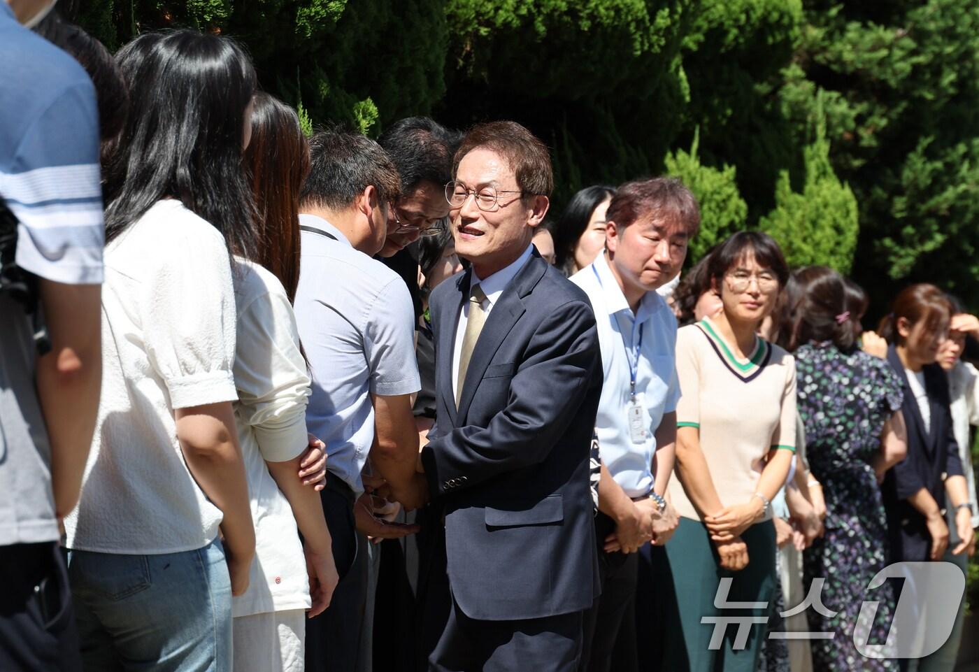 본문 이미지 - '해직교사 부당 특별채용' 유죄를 확정 받아 교육감직을 상실한 조희연 서울시교육감이 29일 서울 종로구 서울시교육청을 나서며 배웅 나온 직원, 시민단체 관계자 등과 인사를 나누고 있다. (공동취재) 2024.8.29/뉴스1 ⓒ News1 김명섭 기자