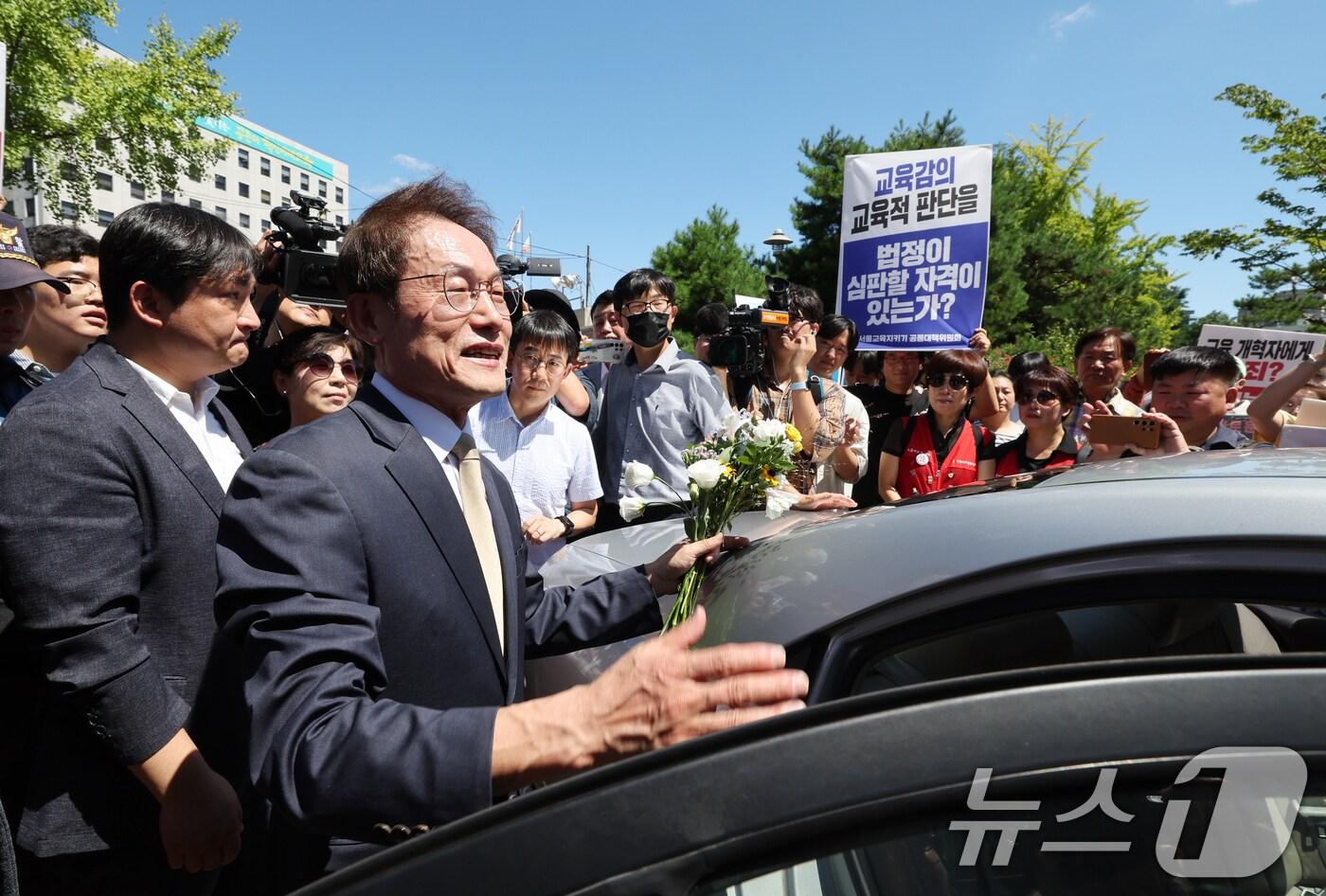 본문 이미지 - '해직교사 부당 특별채용' 유죄를 확정 받은 조희연 서울시교육감이 29일 서울 종로구 서울시교육청을 나서며 배웅 나온 직원, 시민단체 관계자 등과 인사를 나누고 있다. (공동취재) 2024.8.29/뉴스1 ⓒ News1 김명섭 기자