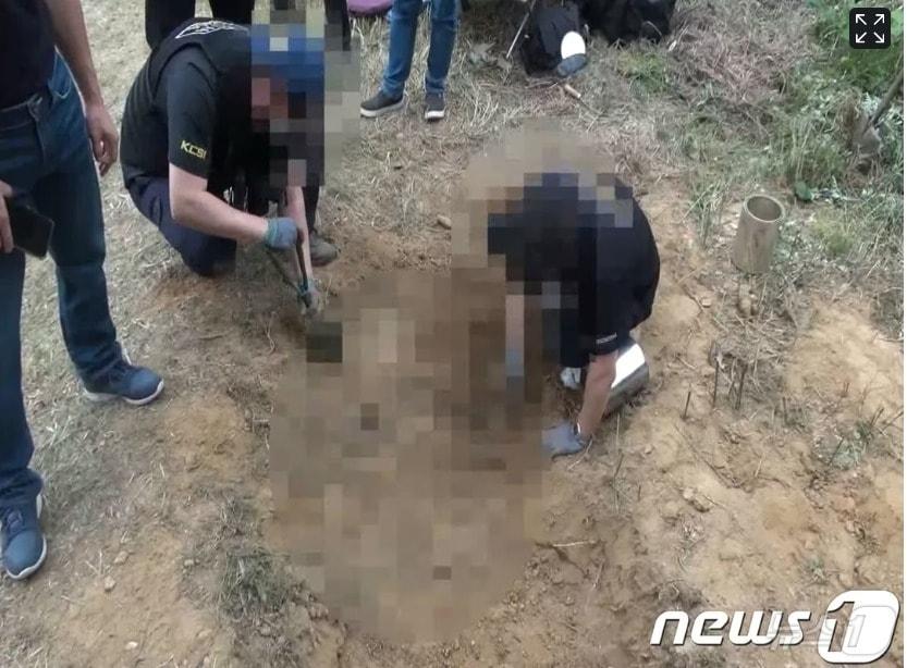 본문 이미지 -  2019년 6월 22일 경찰이 경기도 오산의 한 야산에 암매장 된 백골시신을 수습하고 있다. (경기남부경찰청 제공) ⓒ 뉴스1 