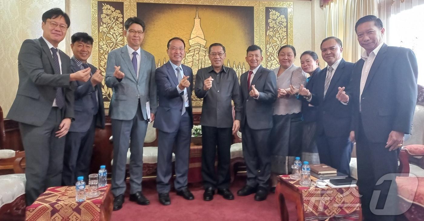 한국서부발전은 28일(수) 라오스 수도 비엔티안에서 포싸이 사야손(Phosay Sayasone, 왼쪽 다섯 번째) 라오스 에너지부 장관과 에너지 분야 협력 방안을 논의했다. 사진은 서규석 서부발전 사업부사장(왼쪽 네 번째) 등 서부발전 관계자들과 라오스 에너지부 관계자들이 기념촬영하는 모습.