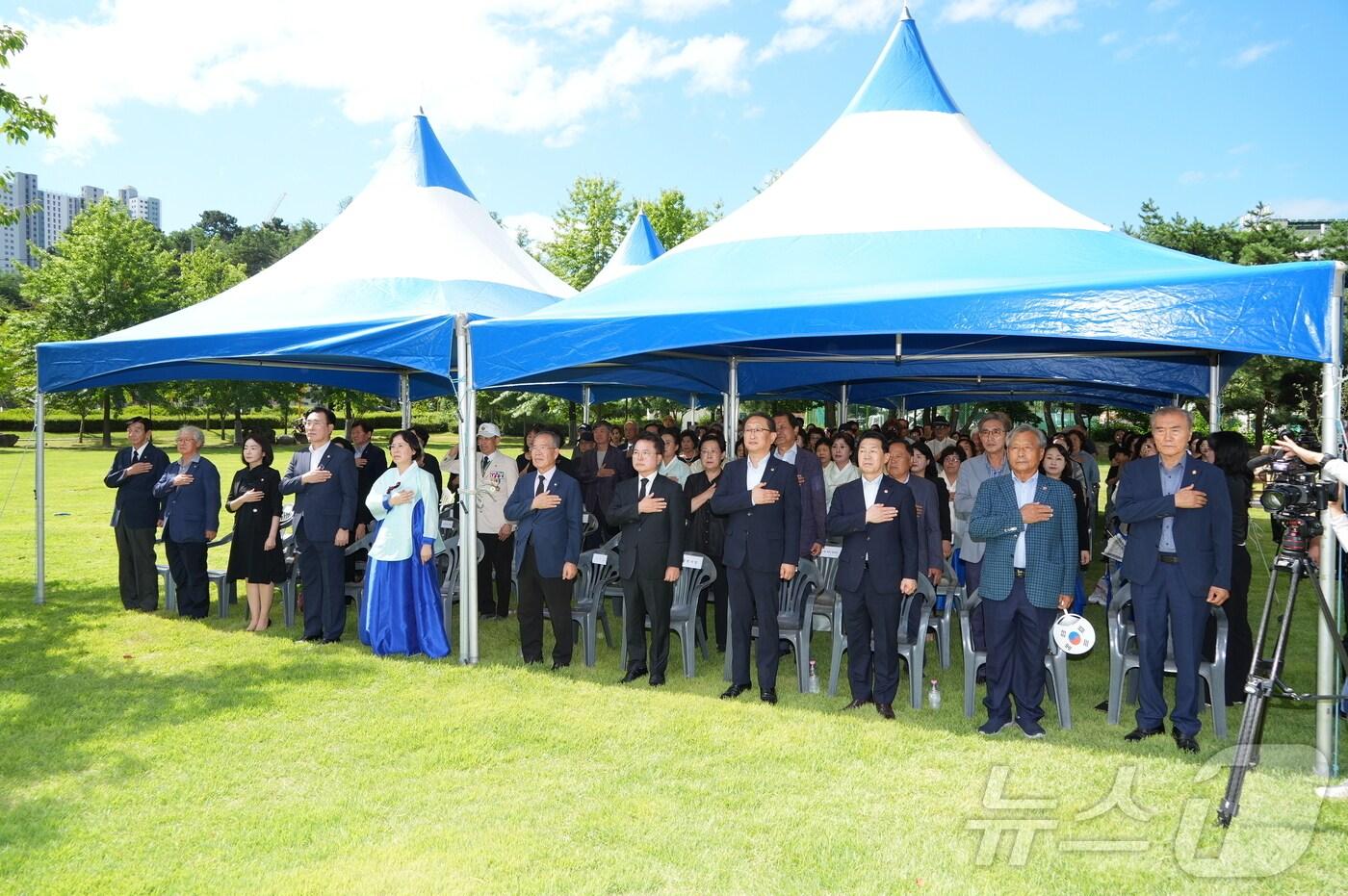 본문 이미지 - 광복회 강원도지부는 이날 춘천 의암공원 윤희순 동상 앞에서 김문덕 광복회 도지부장, 육동한 춘천시장, 보훈단체, 유족 등이 참석한 가운데 114주년 경술국치일 추념식을 개최했다.