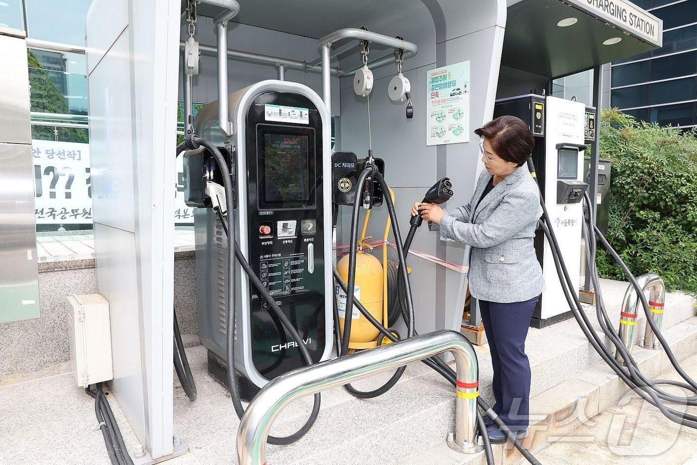 김미경 은평구청장이 전기차 충전소를 살펴보고 있다.(은평구청 제공) 