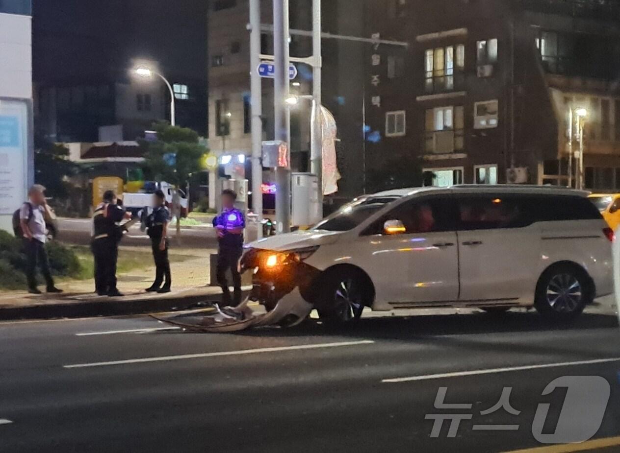 본문 이미지 - 지난 27일 오후 9시14분쯤 제주시 연삼로에서 차량 2대가 충돌하는 사고가 발생했다.(독자 제공)