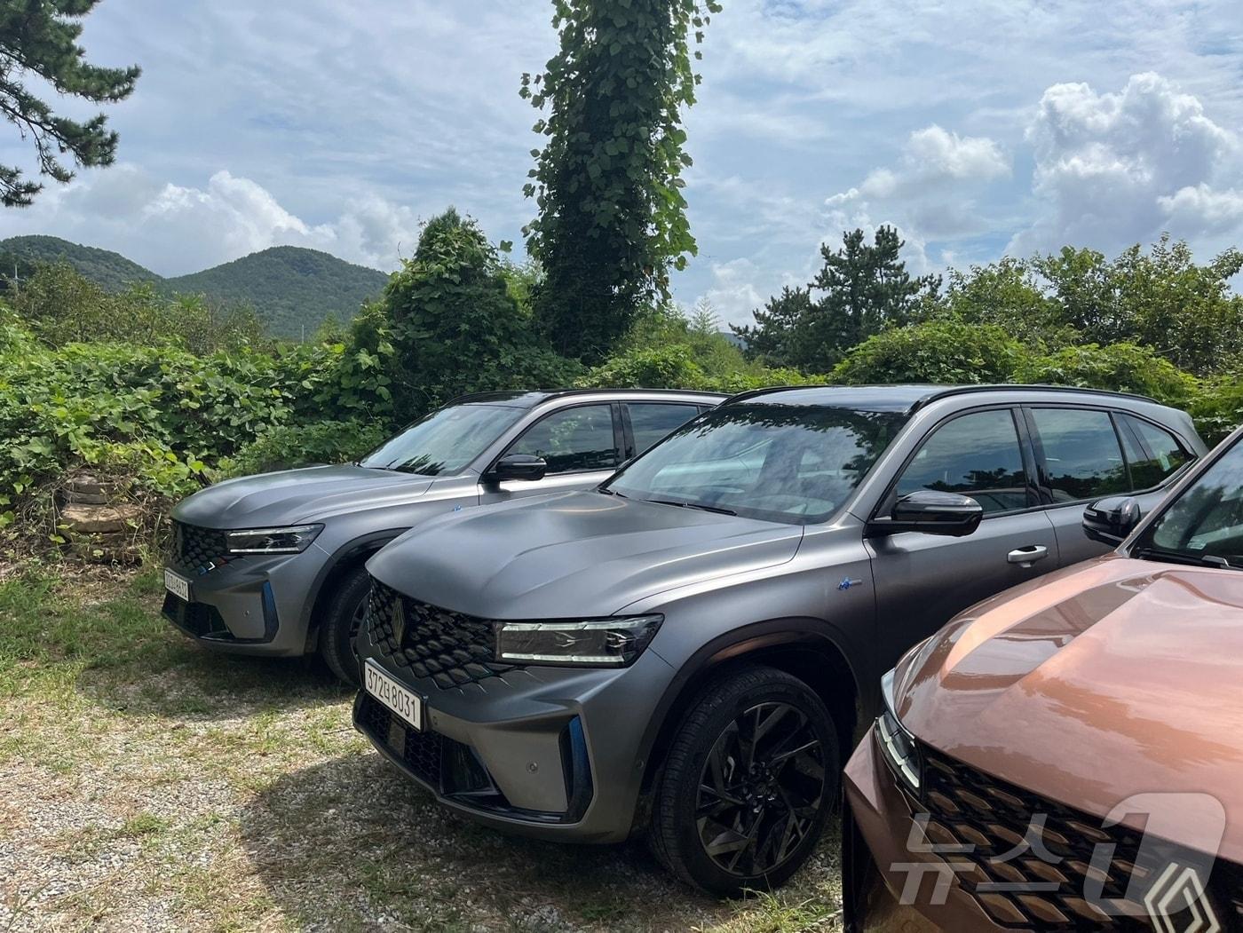 본문 이미지 - 르노코리아 '그랑 콜레오스'가 부산 공장에 주차돼 있는 모습(르노코리아 제공).