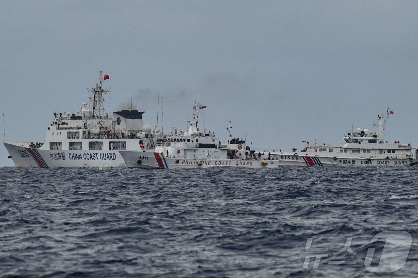 중국 해경선 두척이 규모가 절반에 불과한 필리핀 해경선 케이프 안가노 옆을 스치듯 지나며 위협을 가하고 있는 모습. 2024.08.29 ⓒ AFP=뉴스1 ⓒ News1 권진영기자