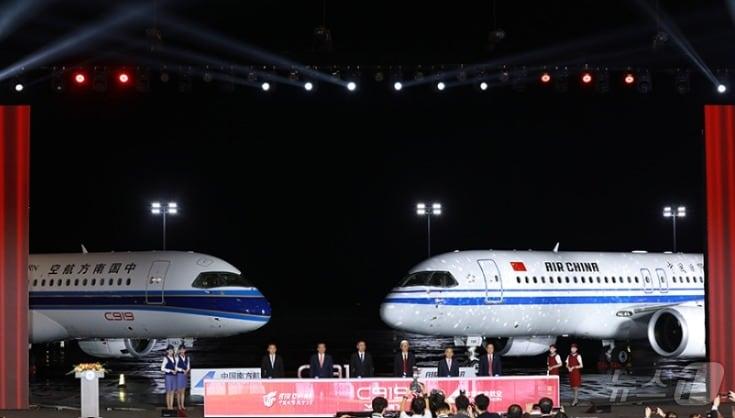 본문 이미지 - 중국국제항공과 남방항공이 28일 중국 상하이 중국상용비행기공사(COMAC) 조립제작센터에서 각사의 첫번째 C919를 인도받았다. (사진출처=신화망)