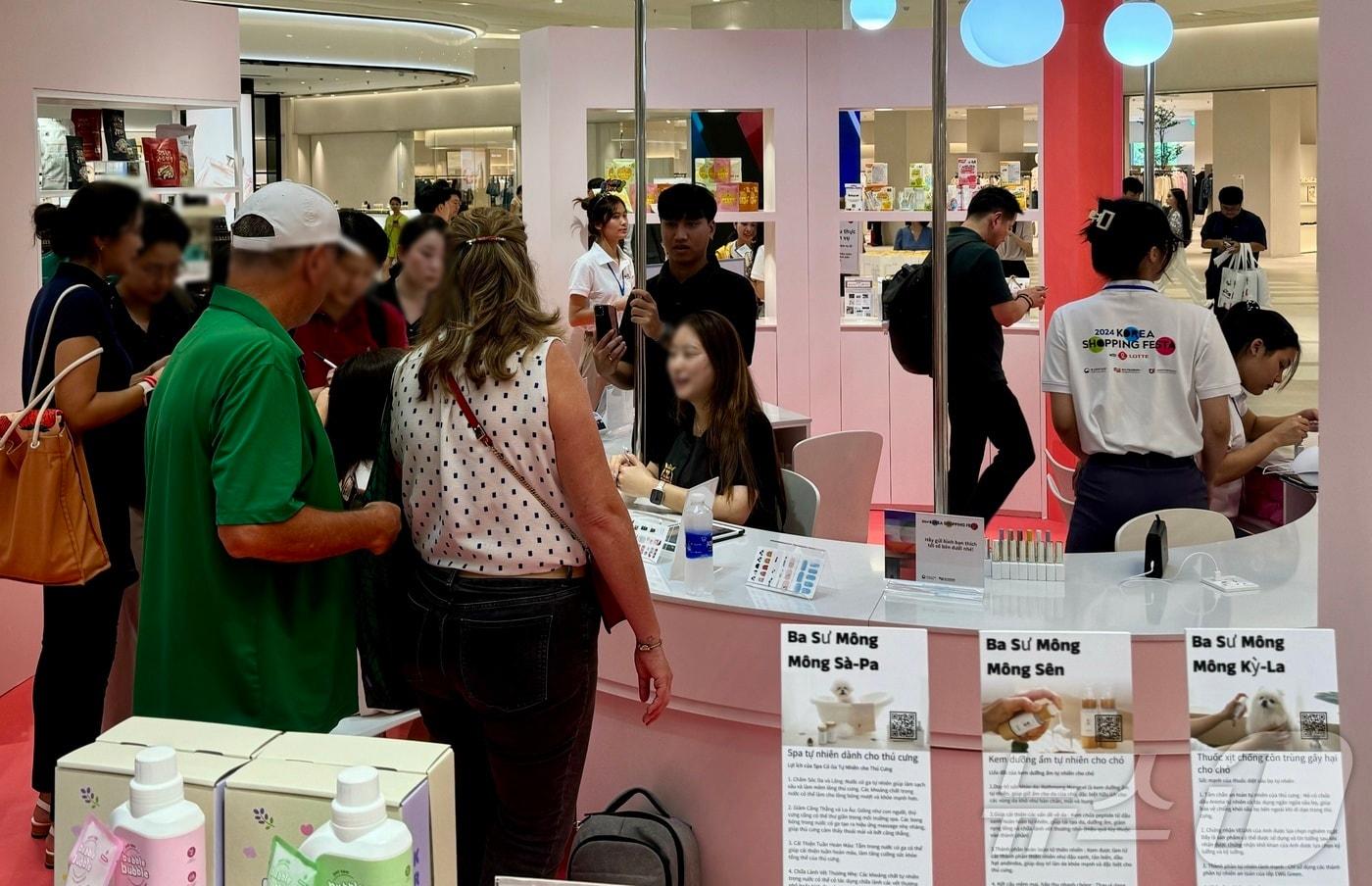 본문 이미지 - 중소벤처기업부가 29일 동행축제 개막에 맞춰 베트남 하노이 롯데몰에 행사장을 마련했다. ⓒ News1 이민주 기자