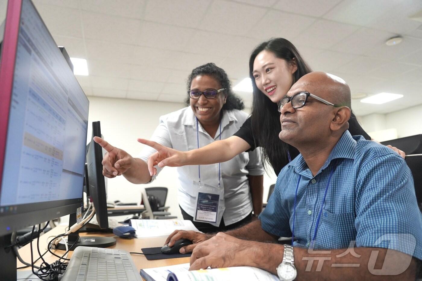 아태지역 실무 공무원들이 28일 공공조달역량개발원에서 나라장터 등 K-전자조달 운영 과정을 체험하고 있는 모습.(조달청 제공)/뉴스1 