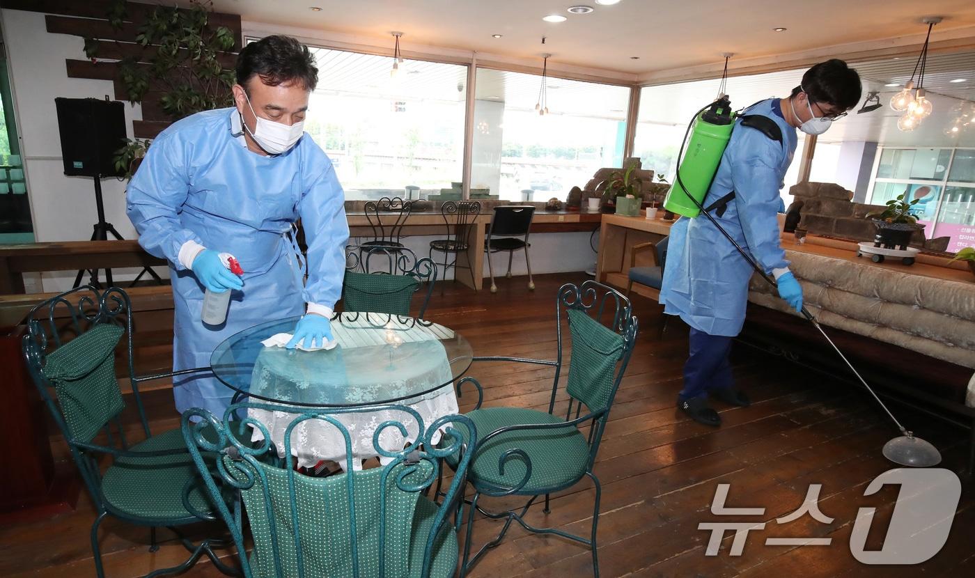 29일 대전 중구 평화요양병원에서 관계자들이 코로나19 재확산을 방지하기 위해 방역 작업을 하고 있다. 2024.8.29/뉴스1 ⓒ News1 김기태 기자