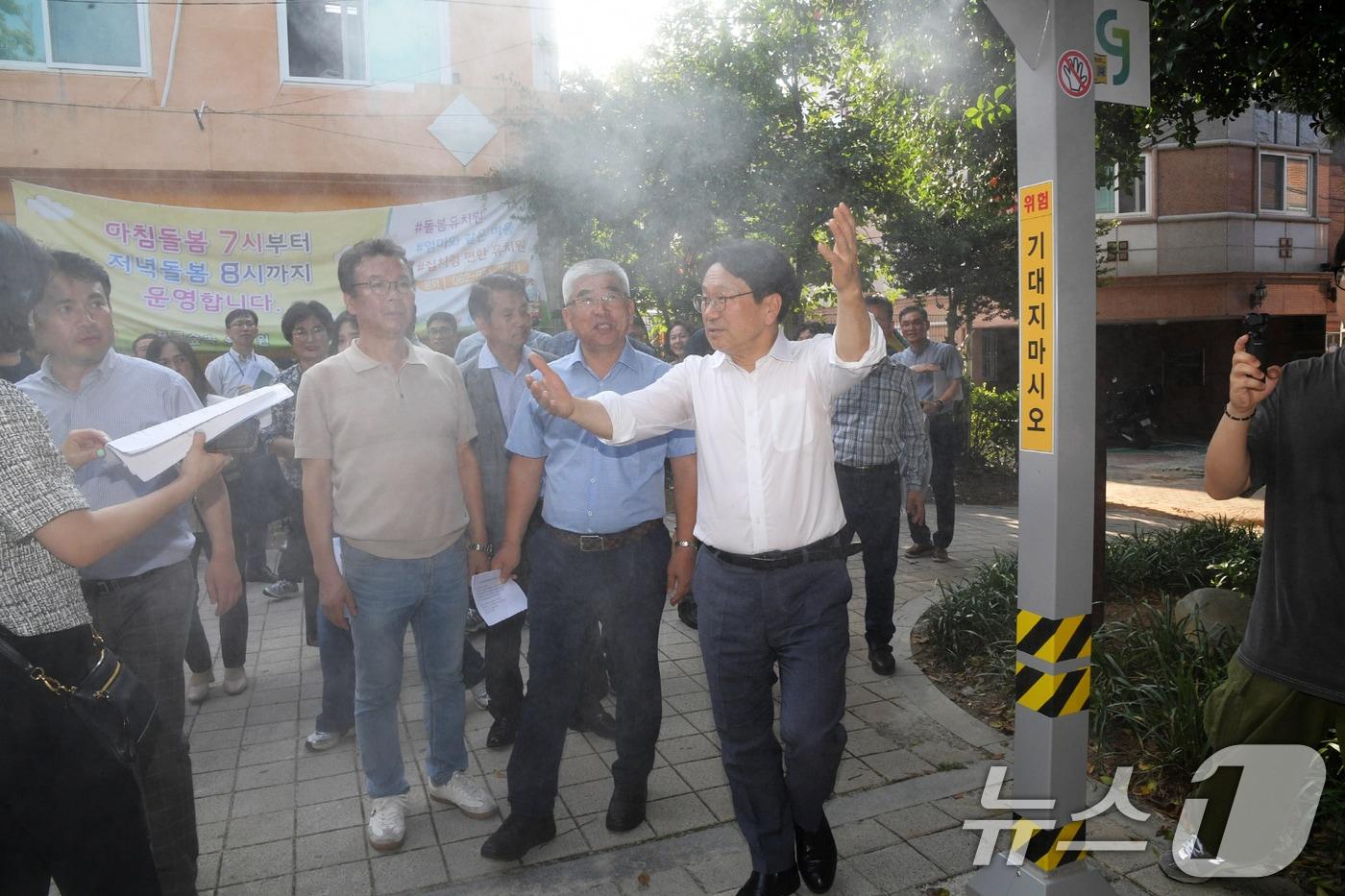 강기정 광주시장이 지난 7월 3일 오후 월곡하늘어린이공원을 방문해 무더위 예방으로 설치된 쿨링포그 실증 확인을 하고 있다.(광주시 제공)/뉴스1 