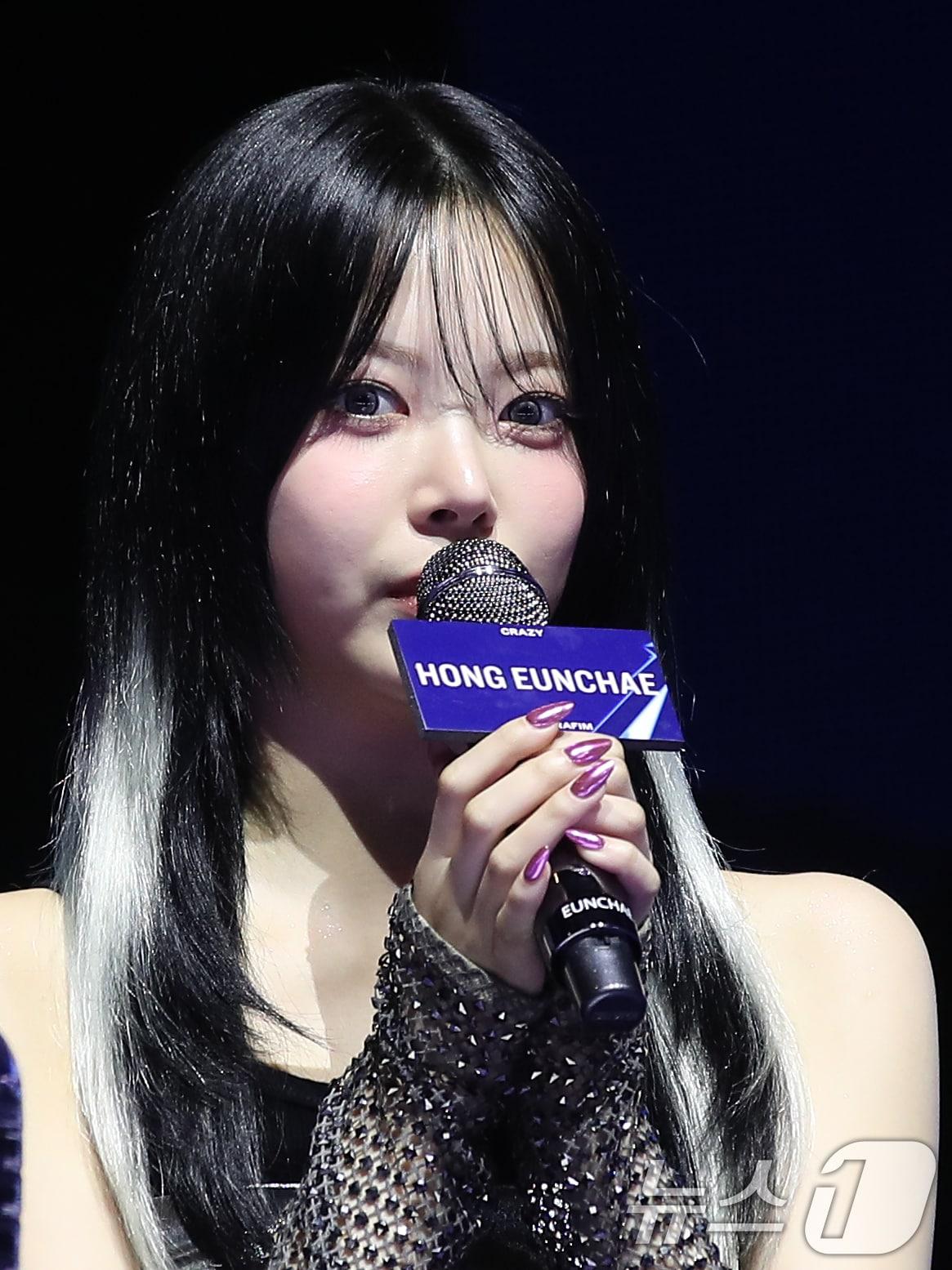 본문 이미지 - 르세라핌(LE SSERAFIM)의 홍은채가 29일 서울 광진구 예스24라이브홀에서 가진 미니 4집 ‘크레이지(CRAZY)’발매 기념 쇼케이스에서 코첼라 논란에 대한 취재진의 질문에 답하고 있다. 2024.8.29/뉴스1 ⓒ News1 권현진 기자