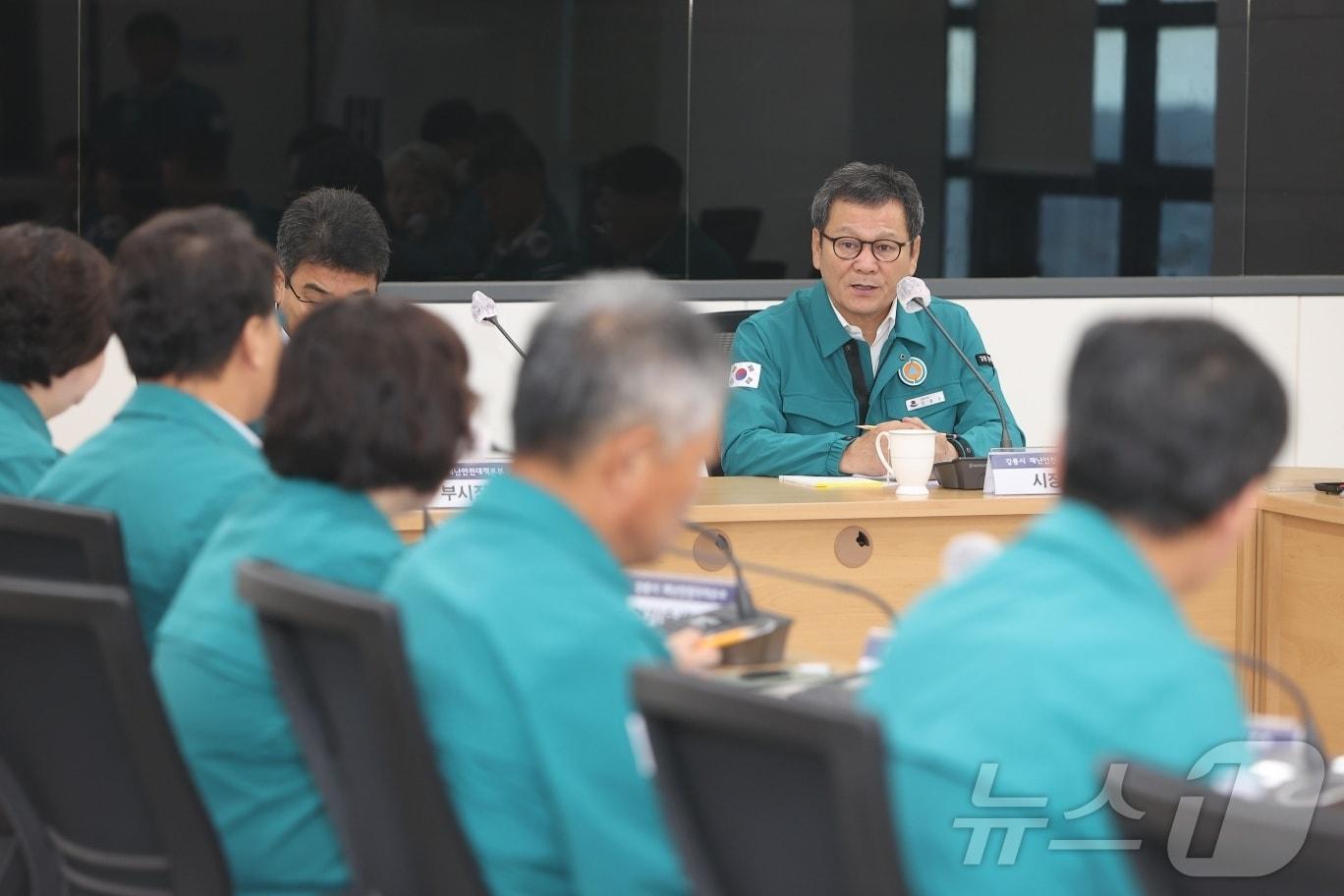 본문 이미지 - 29일 강릉시청 재난상황실에서 열린 가뭄대응 점검회의에서 김홍규 시장 가뭄 관련 대책을 마련할 것을 주문하고 있다.(강릉시 제공) 2024.8.29/뉴스1