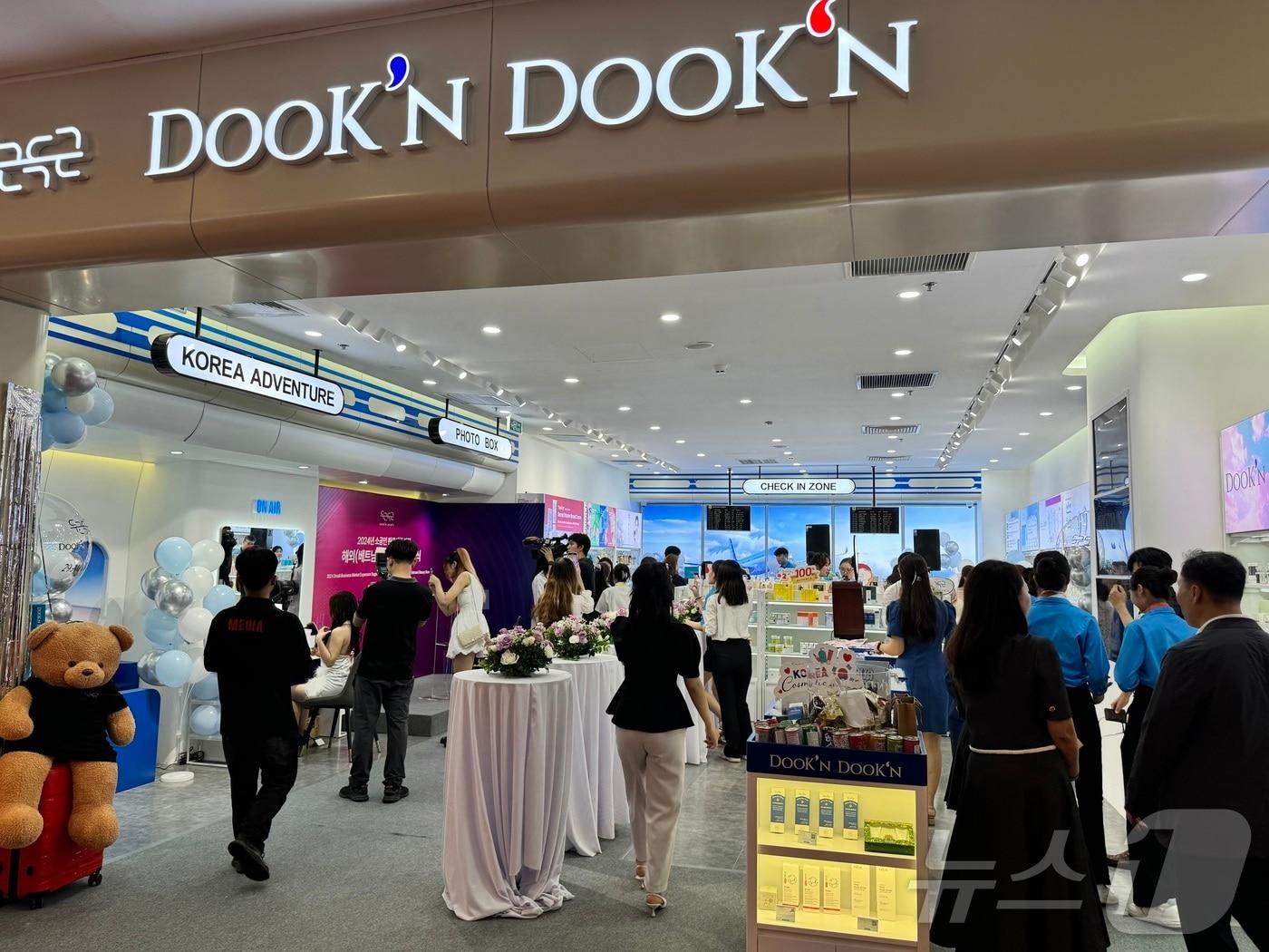 본문 이미지 - 중소벤처기업과 소상공인시장진흥공단이 29일 베트남 하노이에 소공인 매장 '두근두근'을 열었다. ⓒ News1 이민주 기자