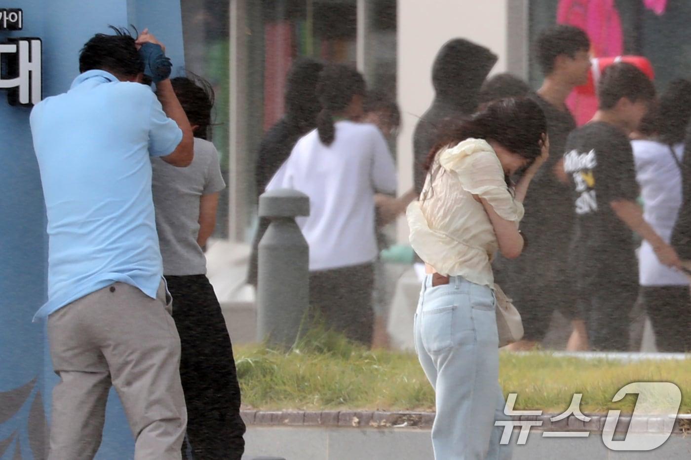 본문 이미지 - 제10호 태풍 '산산' 영향으로 부산에 강풍주의보가 발효된 29일 오후 부산 해운대구 엘시티 인근에 강한 빌딩풍이 몰아쳐 시민들이 힘겹게 걷고 있다. 2024.8.29 ⓒ 뉴스1 윤일지 기자