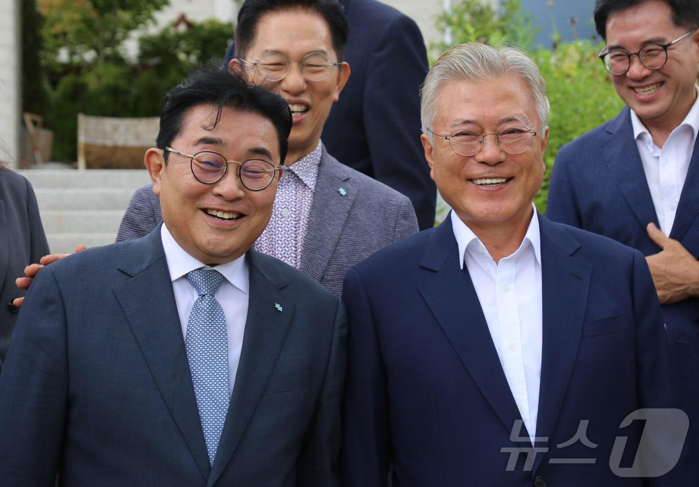 본문 이미지 - 전병헌 새로운미래 대표가 29일 경남 양산 평산마을을 찾아 문재인 전 대통령을 예방하고 있다. (새로운미래 제공) 2024.8.29/뉴스1 ⓒ News1 김민지 기자