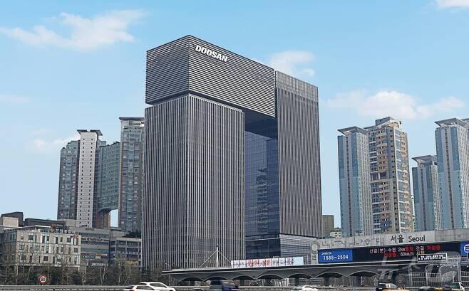 본문 이미지 - 분당두산타워 전경(두산 제공)