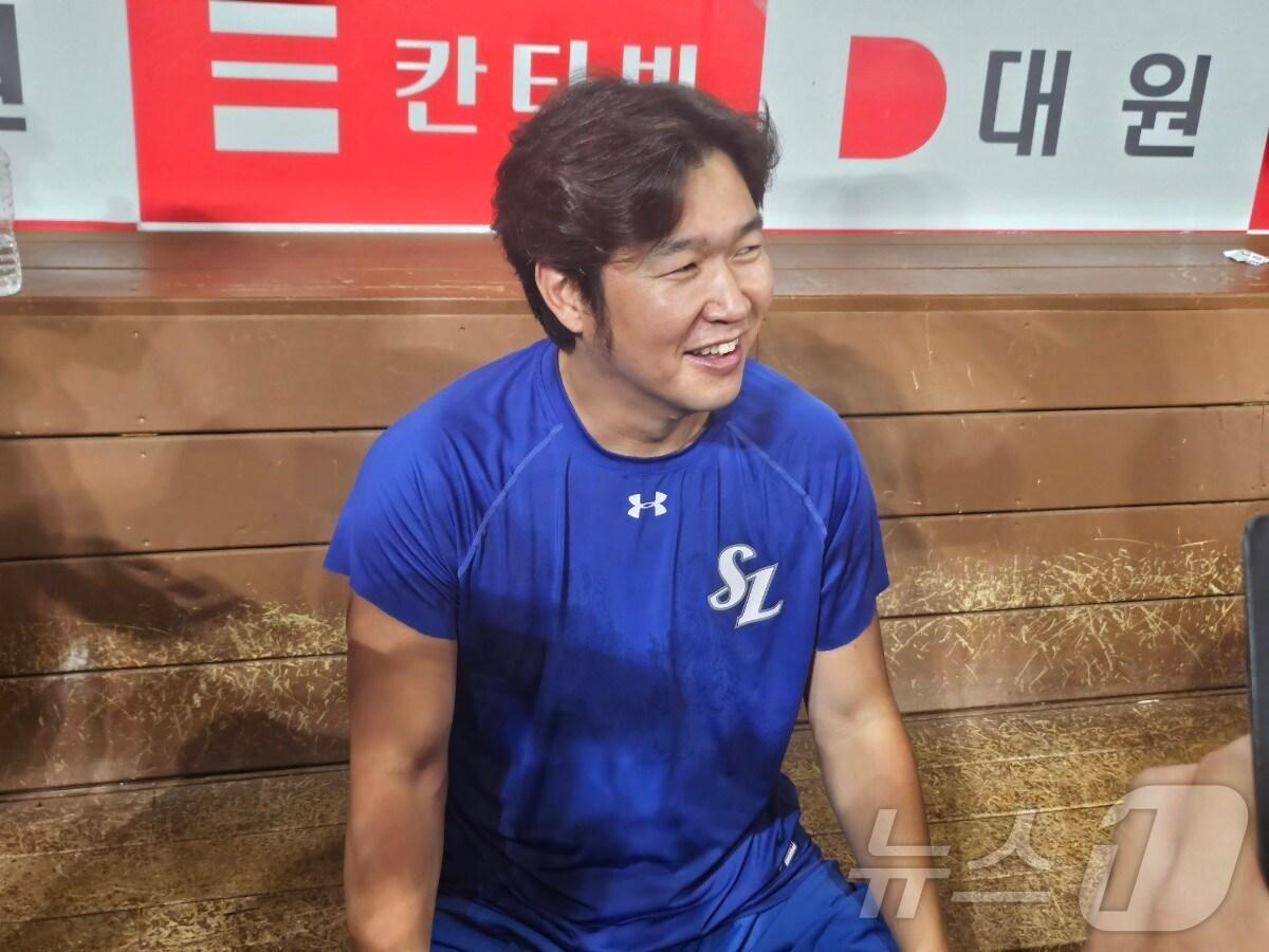본문 이미지 - 삼성 라이온즈 송은범이 29일 키움 히어로즈전을 앞두고 1군에 등록된 뒤 취재진과 인터뷰하고 있다. ⓒ News1