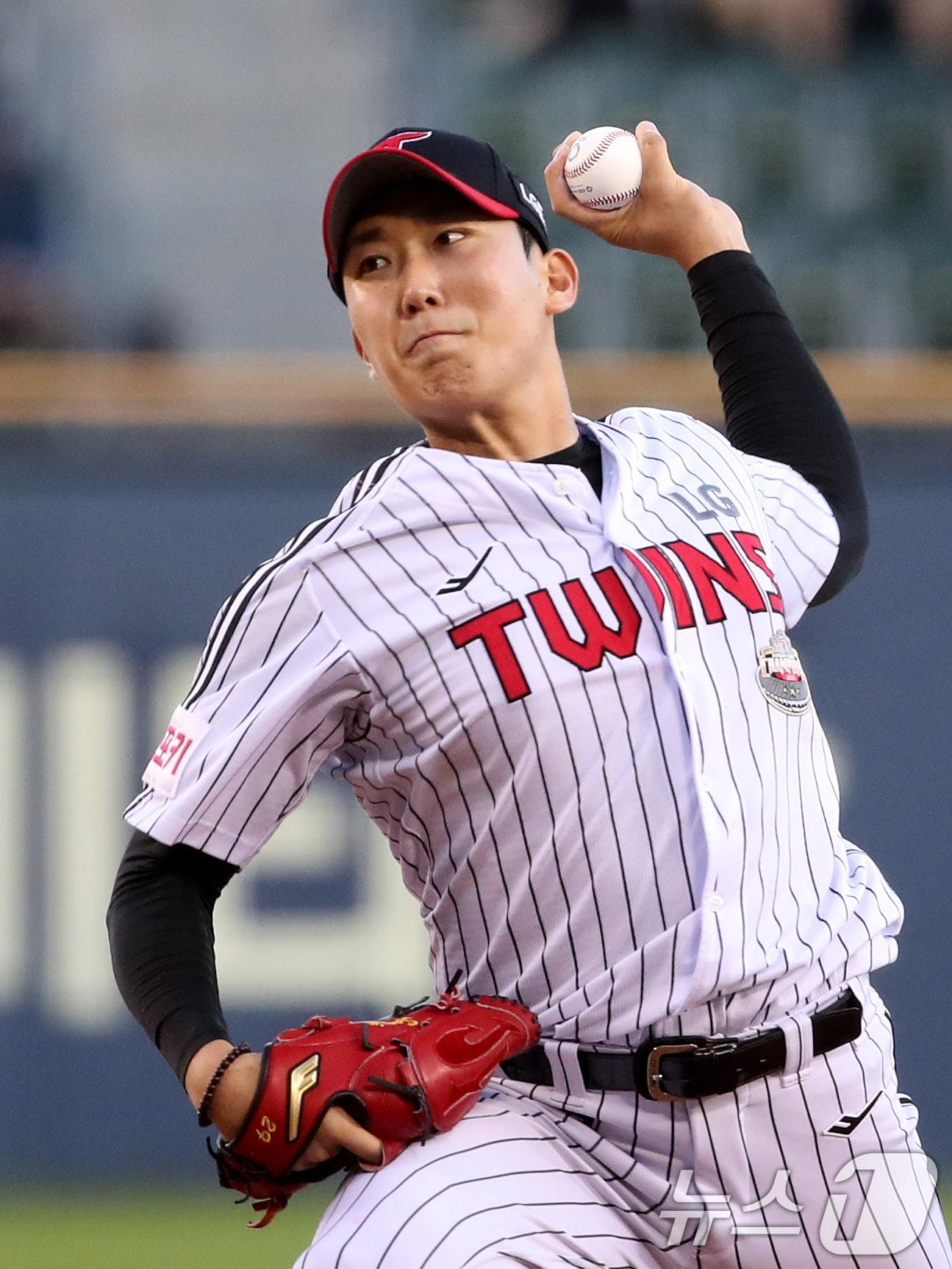 본문 이미지 - 29일 오후 서울 송파구 잠실야구장에서 열린 프로야구 '2024 신한 SOL뱅크 KBO리그' LG 트윈스와 kt 위즈의 경기에서 LG 선발투수 손주영이 역투하고 있다. 2024.8.29/뉴스1 ⓒ News1 이승배 기자