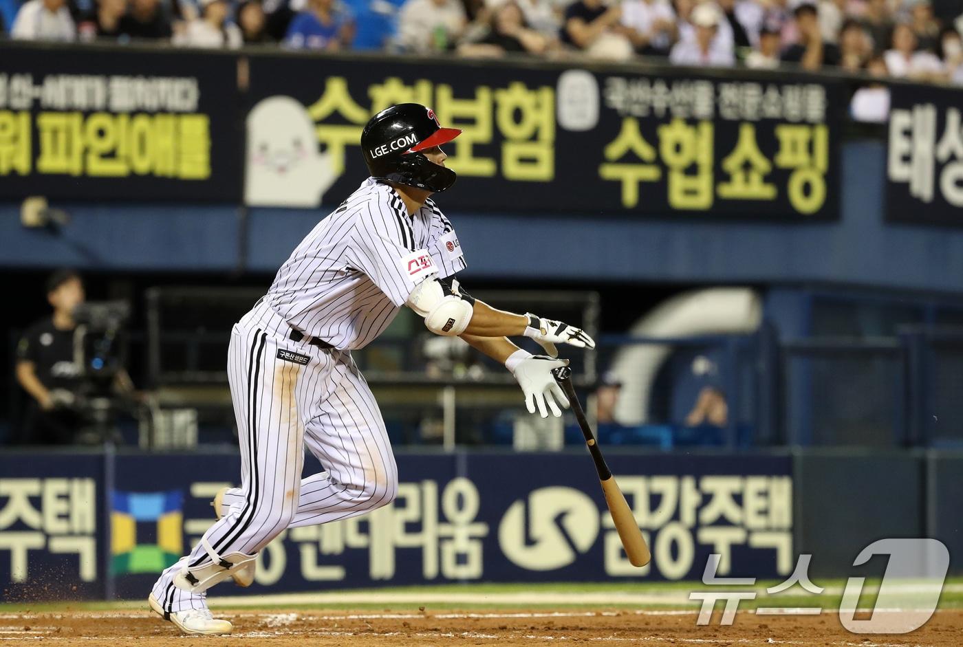 본문 이미지 - 29일 오후 서울 송파구 잠실야구장에서 열린 프로야구 '2024 신한 SOL뱅크 KBO리그' LG 트윈스와 kt 위즈의 경기에서 4회말 LG 공격 1사 주자 2루 상황 이영빈이 안타를 치고 있다. 2024.8.29/뉴스1 ⓒ News1 이승배 기자