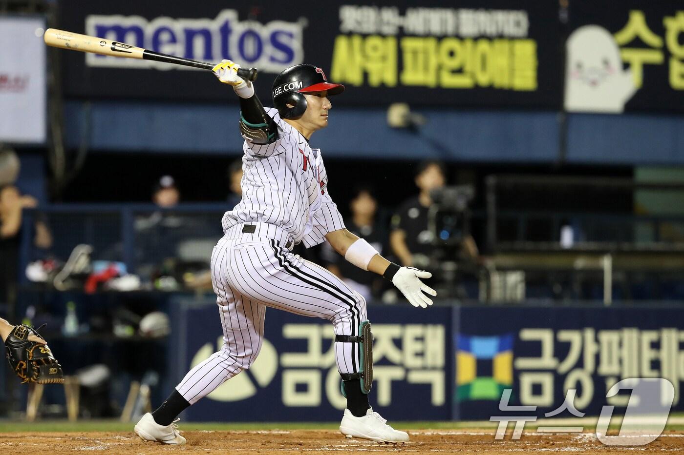 29일 오후 서울 송파구 잠실야구장에서 열린 프로야구 '2024 신한 SOL뱅크 KBO리그' LG 트윈스와 kt 위즈의 경기에서 4회말 LG 공격 주자 1,3루 상황 신민재가 안타를 치고 있다. 2024.8.29/뉴스1 ⓒ News1 이승배 기자
