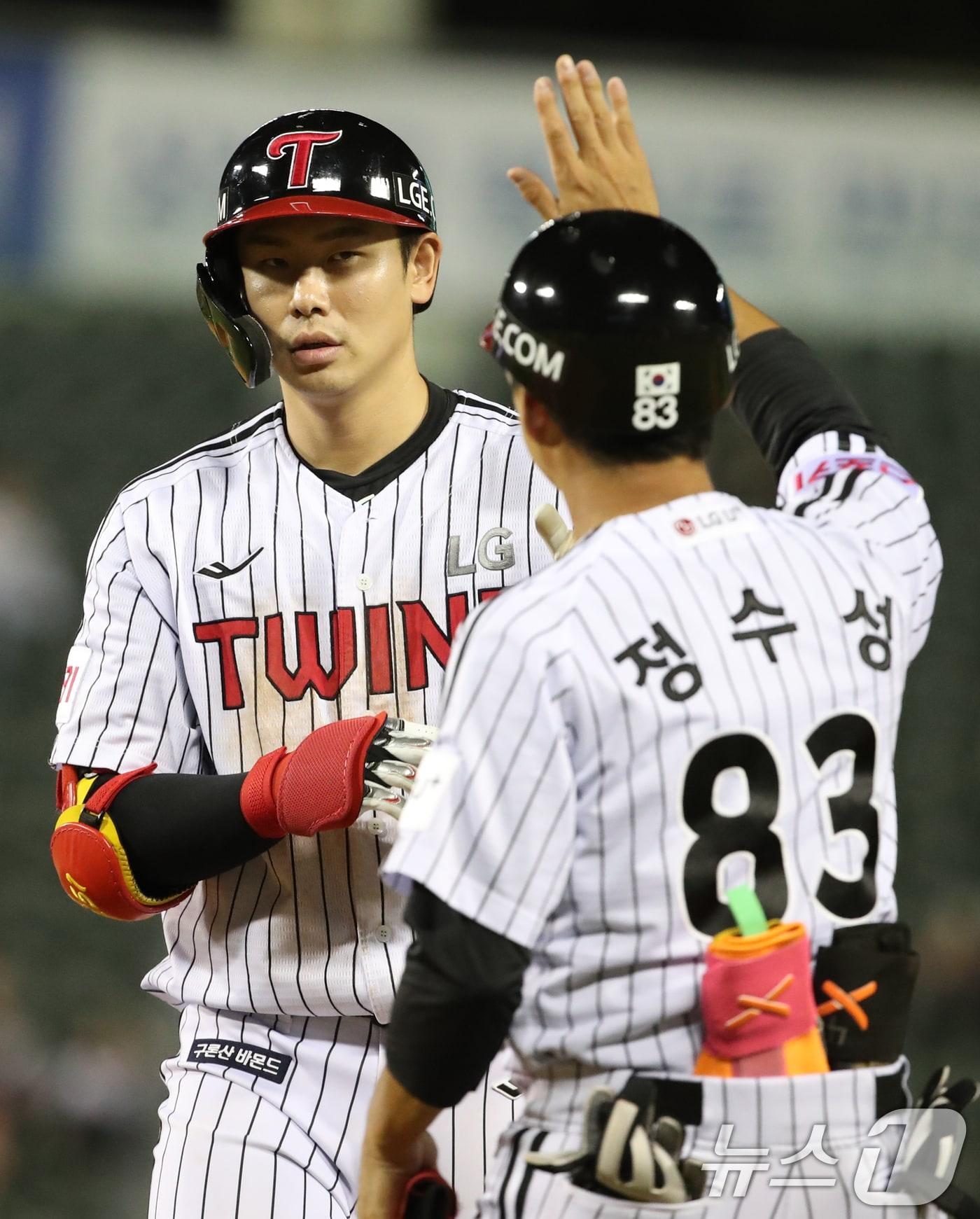 본문 이미지 - 29일 오후 서울 송파구 잠실야구장에서 열린 프로야구 '2024 신한 SOL뱅크 KBO리그' LG 트윈스와 kt 위즈의 경기에서 6회말 LG 공격 선두타자 홍창기가 안타를 치고 기뻐하고 있다. 2024.8.29/뉴스1 ⓒ News1 이승배 기자