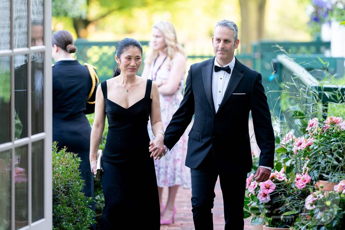 카멀라 해리스 부통령의 남편 더그 엠포흐의 동생인 앤드류 엠호프(Andrew Emhoff)와 그의 한국계 부인 주디 리(Judy Lee) 박사가 지난해 4월 27일(현지시간) 윤석열 대통령의 미국 국빈 방문 당시 워싱턴 국무부 청사 내 벤저민 플랭클린룸에서 열린 오찬 행사장에 입장하고 있다. ⓒ AFP=뉴스1 ⓒ News1 류정민 특파원