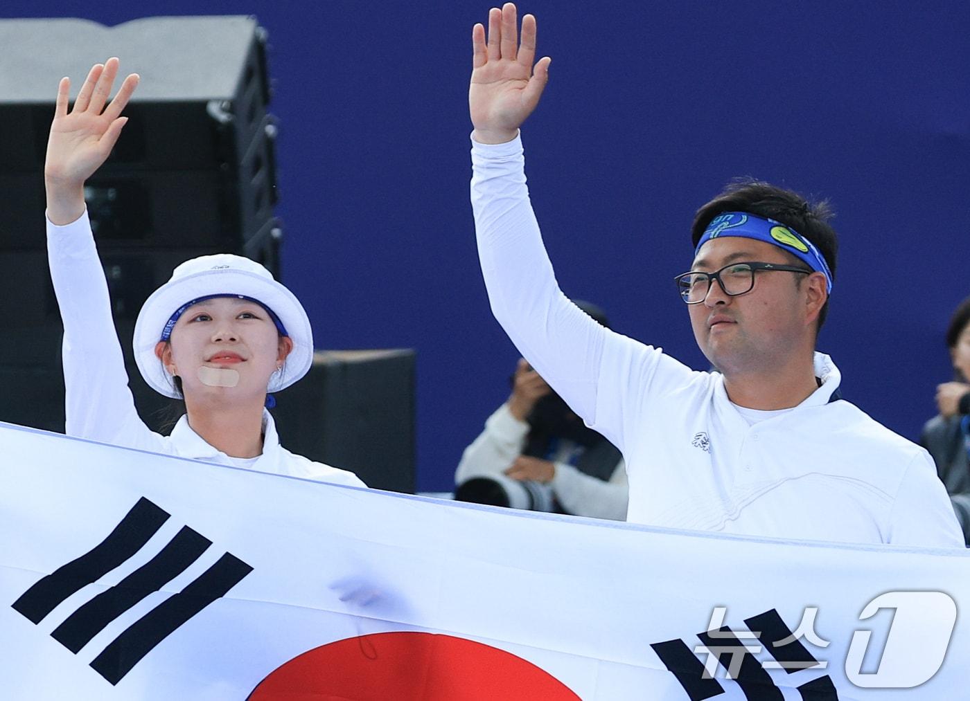 본문 이미지 - 2024 파리 올림픽에서 3관왕에 오른 김우진(오른쪽)과 임시현. /뉴스1 ⓒ News1 박정호 기자