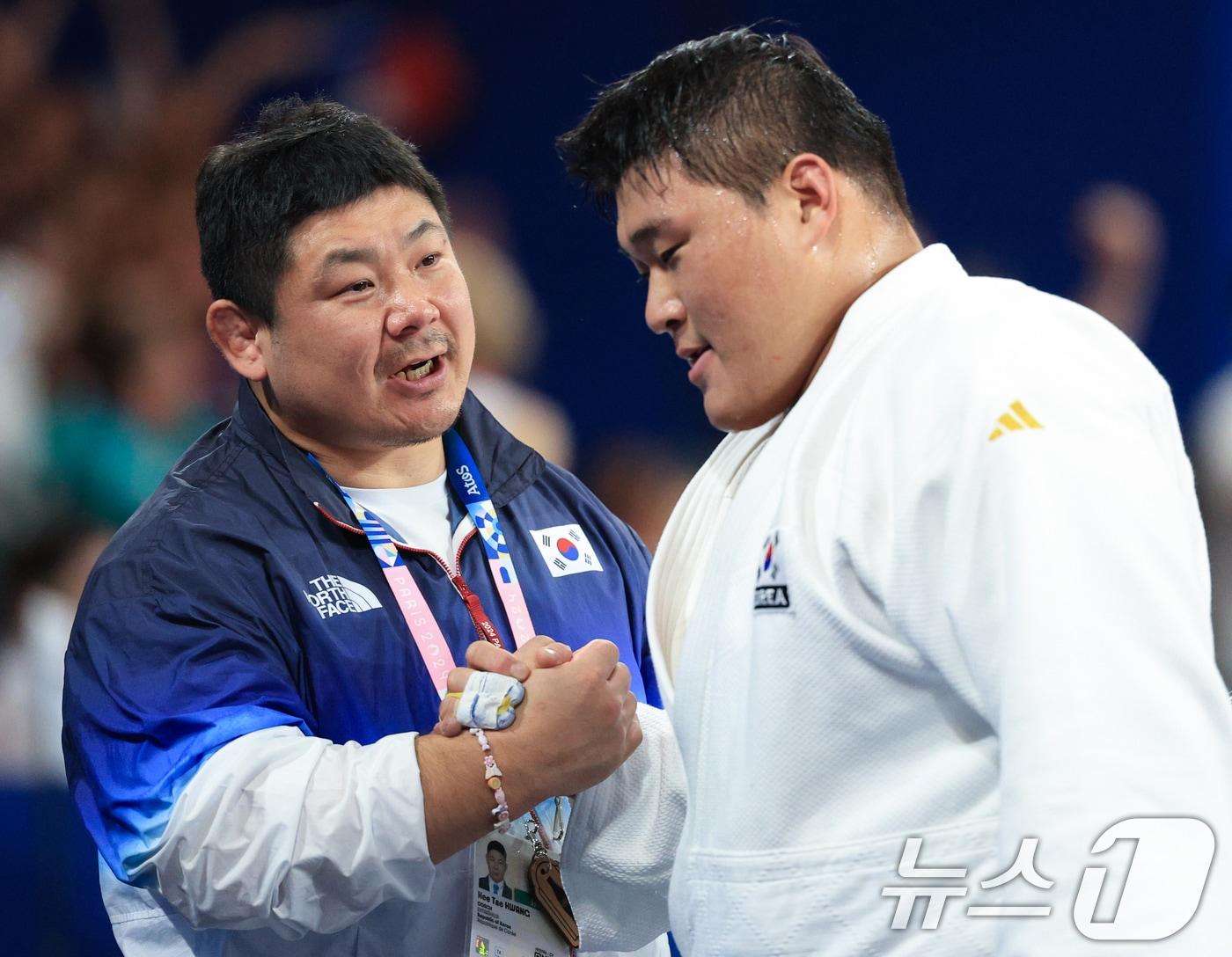 본문 이미지 - 대한민국 유도대표팀 김민종 선수가 3일(한국시간) 프랑스 파리 샹 드 마르스 아레나에서 진행된 파리올림픽 유도 남자 +100kg 토너먼트 금메달 결정전 프랑스의 테디 리네르와의 경기를 패배한 후 경기장을 나서고 있다. 2024.8.2/뉴스1 ⓒ News1 박정호 기자